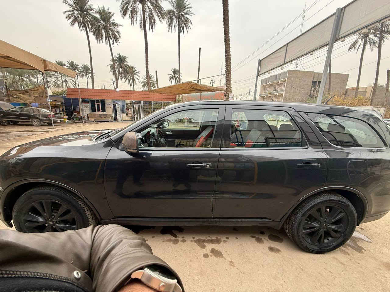 السلام عليكم اخوتي. 
للبيع او مرواس حسب الرغبه. 
دورنكو 2013. 
حادثها جاملغ خلفي .
والسياره مصبوغه حزام بأمريكا قبل لا تدخل للعراق 
محرك السياره Heme 5.7 v8
السياره فول مواصفات عده البصمه والفتحه 
فول تحكمات 
رادار امامي لكن ممشدود 
تبريد كطعتين 
كشنات كهرباء جلد 
السياره بأسمي تحويل مباشر 
العنوان بغداد ' الكاظميه
السعر 167 وبيها مجال بسيط للشراي 
للأستفسار هذا رقمي ***********
واتساب متوفر بغداد, العراق
