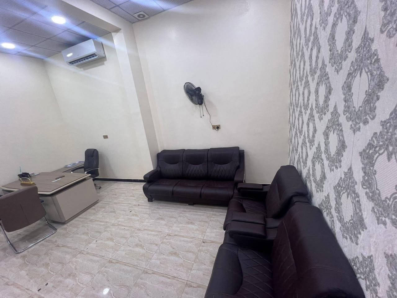 مرحبا اثاث جديد استعمال قليل جدا 
السبلت كري 2 طن ب٨٠٠  نظيف جدددداً 
التخم ٧٥٠ جلد جديد مستخدم قليل كلش 
البنكة ب٣٥ جدارية 
الميز والكرسي وكراسي اثنين جانبيه ب٥٥٠
وبيهن مجال 
للاستفسار الاتصال او المراسلة على الرقم ***********
