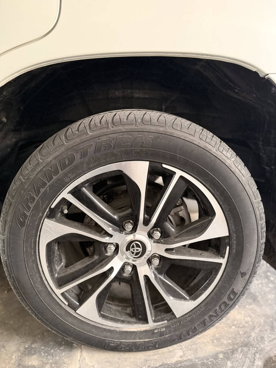 سلام عليكم للبيع لاندكروز 21ساز
ماشيه 60 الف 
رقم شمالي 
فول مواصفات 
سياره مكفوله من ضربه وصبغ بيه فقط بنيه مبدل بلادي وكاله بدون ضربه بدون صبغ بدون رصعات 
معروفه مواصفات ساز 
سياره باسمي تحويل وكاله 
مكاني بغداد 
الاستفسار ***********
