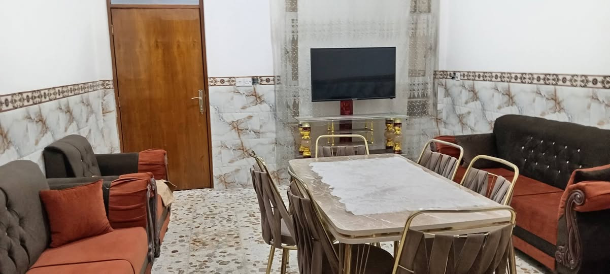 السلام عليكم.. 
للبيع دار سكن طابو زراعي حي الامير قرب ملعب هشام طريق قرية عطا الله مساحه 310م غرفتين نوم استقبال صاله مطبخ وهول بناء طابوگ سقف عكاده للاستفسار الاتصال ع الرقم ***********
