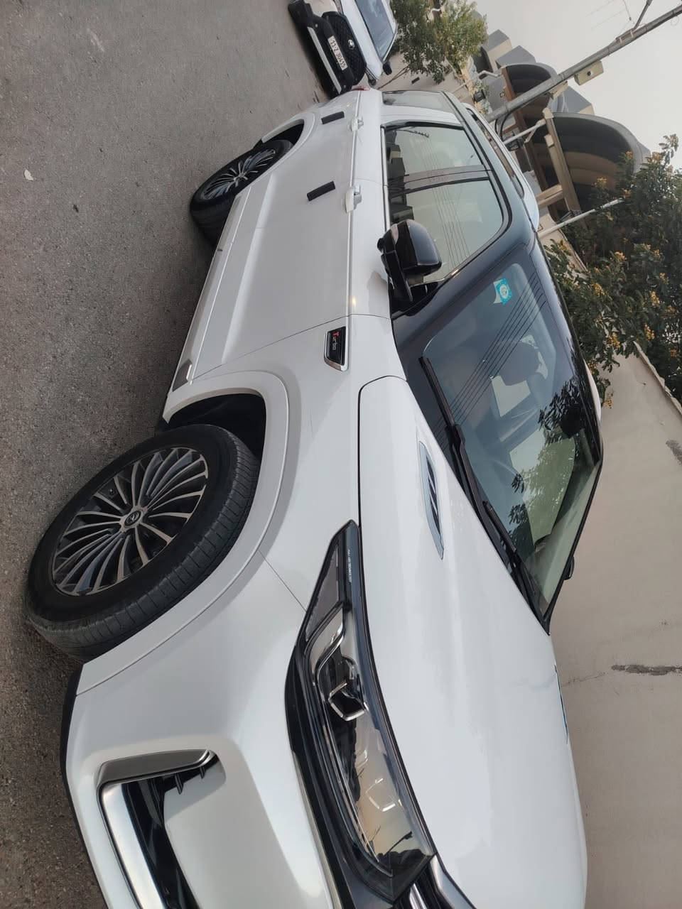 اسلام عليكم شباب سياره البيع
شانجان CS95 موديل 2023 كسيارة
SUV عائلية كبيرة الحجم (7 مقاعد) مزودة بمحرك 4 سلندر سعة 2.0 لتر تيربو، يولد قوة 233 حصانًا وعزم دوران 360-390 نيوتن متر. تتميز بنظام دفع رباعي، ناقل حركة 6 أو 8 سرعات، فتحة سقف بانوراما، شاشات مزدوجة (10.25 و12 بوصة)، مع خيارات فخمة مثل تهوية المقاعد وكاميرات 360 درجة. 
أبرز المواصفات الفنية (2023):

    المحرك: 2.0 لتر توربو (Blue Whale).
    القوة: 233 حصان.
    عزم الدوران: 360 - 390 نيوتن متر.
    ناقل الحركة: أوتوماتيكي 6 سرعات (بعض الطرازات 8 سرعات).
    نظام الدفع: رباعي (4WD).
    استهلاك الوقود: 9 - 10 كم/لتر تقريباً.
    سعة خزان الوقود: 74 لتر. 

المميزات الخارجية والداخلية:

    الإضاءة: مصابيح LED أمامية وخلفية، أضواء ضباب.
    السقف: بانوراما.
    الجنوط: معدنية مقاس 19 أو 20 إنش.
    الشاشات: شاشة عدادات 10.25 بوصة وشاشة ترفيه 12 بوصة.
    الاتصال: Apple CarPlay و Android Auto، بلوتوث، WI-FI.
    المقاعد: جلد، تعديل كهربائي للسائق والراكب، تهوية ومساج (فئات عليا). 

أنظمة الأمان والسلامة:

    نظام تثبيت السرعة المتكيف.
    تحذير الخروج عن المسار.
    نظام التحذير من التصادم الأمامي وفرامل طوارئ أوتوماتيكية.
    كاميرات رؤية محيطية 360 درجة. 
السيارات مكفواله كفاله عامه من كلشي  
مكان السياره بغداد العامره  السعر 35مليون ستفسار ***********
