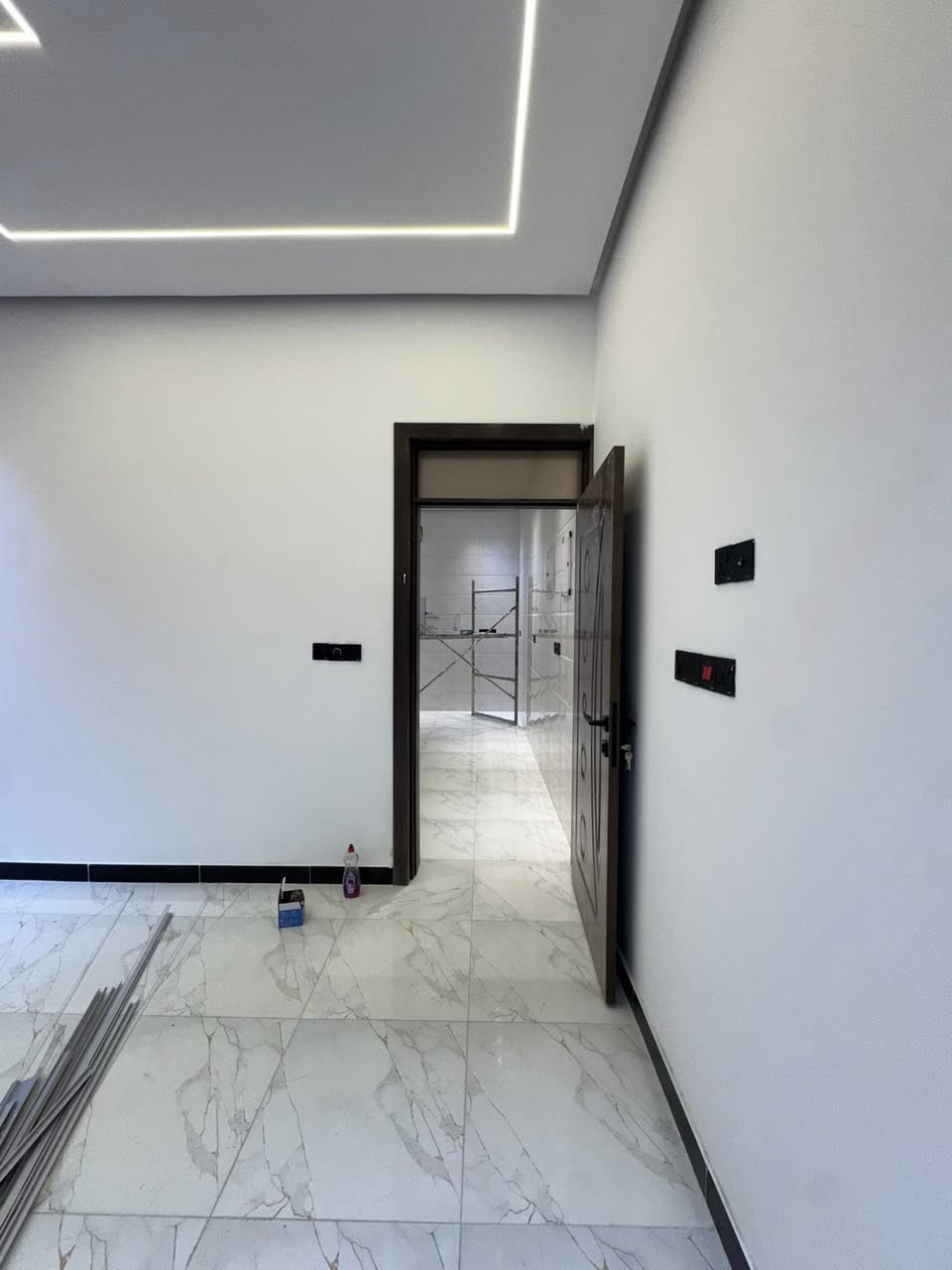 لبيع تونات  المساحة 50 طابقين ونص بيتونه جبيرة متر واجه 5 نزال 10 دورة البعيثة تنازل القلعة البيضاء بسمي بناء جديد للاسفتسار واتساب ***********
