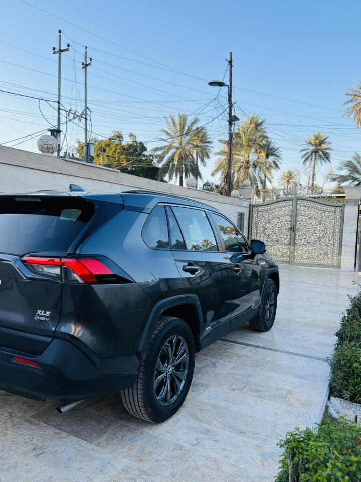 السلام عليكم 😎🔥 بيع فقط 
تيوتا راف فور 2025 هايبرد 
دخول جديد ترقيم جديد سنويه ب اسمي 

ضرر موضح ب اسفل المنشور 🔻🔻بدون ايرباك 🔻🔻
بدون قطرة صبغ جاملغ مبدل فقط نفس الون 
عداد المسافه 14 الف mil على مشي امريكا 
الفئه XLE هايبرد 

المواصفات 🔰
بصمه ابواب وتشغيل 
فتحه سقف 
فور ويل 
محرك 2.5  
فول تحكم ستيرن 
شاشه 
مقاعد جلد 
كامره خلفيه 
داخل وخارج زينون 
كشن السائق كهرباء 
مود درايف 3 انظمه سياقه نورمل / سبورت / ايكو اقتصادي 
سايد بريك دكمه 
اوتو هولد 
تحديد مسار 
مانع تزحلق 
نقط عمياء 
رادار 360 درجه 
جنطه كهرباء 
وبعد بيها مواصفات 

📍عنواني بغداد الكاظميه 

📞 ***********

📞 ***********
