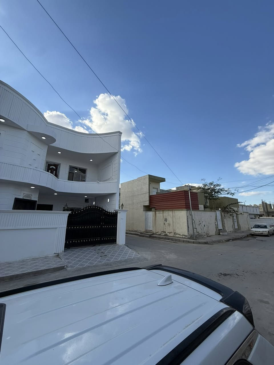 دار للبيع مساحه 140 متر ركن واجها 10 شارع عريض 
موقع مميز حي الجمعيه طابقين ثلاث غرف نوم السعر 165✅
***********
