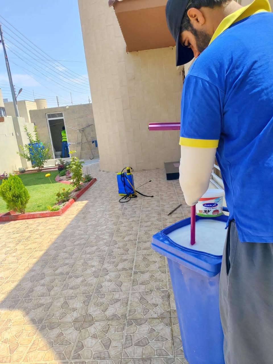 الأرضة (المعروفة أيضًا بالنمل الأبيض) من أخطر الحشرات التي تهاجم البيوت والأبنية لأنها تتغذى على السليلوز الموجود في الخشب والأثاث والكتب وحتى بعض المواد الورقية. أضرارها عادة تكون خفية وصامتة لسنوات قبل أن تظهر بوضوح. أهم أضرارها:
1. تدمير الأخشاب
 • تأكل الأبواب والشبابيك والأثاث الخشبي من الداخل، حتى يبدو سليمًا من الخارج وهو فارغ وضعيف من الداخل.
 2. إضعاف المباني
 • قد تهاجم الأرضة الأساسات والأخشاب الإنشائية (مثل الأسقف والسقوف المستعارة والدعائم الخشبية)، مما يسبب ضعفًا في البناء وخطورة على سلامته.
 3. إتلاف الكتب والأوراق
 • تتغذى على الكتب، الكراتين، والمستندات المخزنة لفترات طويلة.
 4. التأثير على المحاصيل
 • بعض الأنواع تهاجم جذور الأشجار والنخيل والمحاصيل الزراعية مما يؤدي إلى جفافها أو موتها.
 5. خسائر اقتصادية كبيرة
 • تكاليف إصلاح الأثاث أو إعادة البناء قد تكون عالية جدًا، خصوصًا إذا لم يتم اكتشاف الإصابة مبكرًا

شركه الجوهرة 
***********
الأرضة (المعروفة أيضًا بالنمل الأبيض) من أخطر الحشرات التي تهاجم البيوت والأبنية لأنها تتغذى على السليلوز الموجود في الخشب والأثاث والكتب وحتى بعض المواد الورقية. أضرارها عادة تكون خفية وصامتة لسنوات قبل أن تظهر بوضوح. أهم أضرارها:
