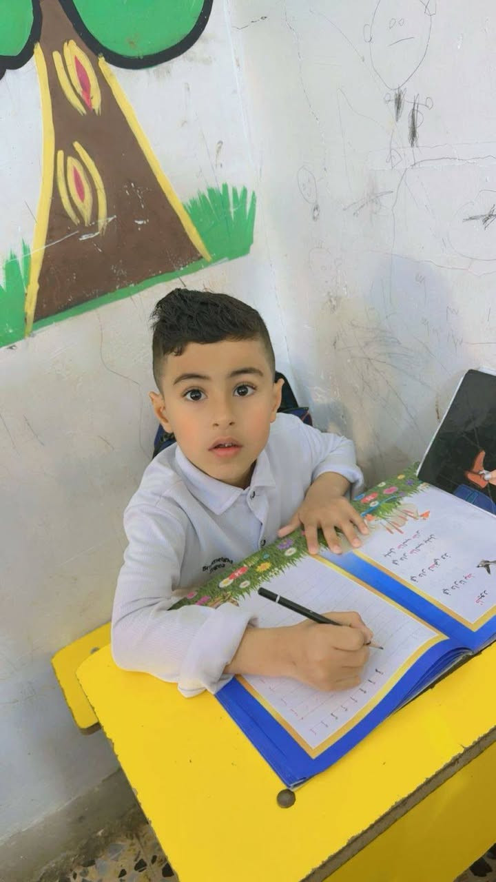 طلاب الصف التمهيدي
اثناء كتابة الواجب

#شعارنا #لسنا #الوحيدون #لكننا #نطمح #ان #نكون #الافضل
ناحية الوحدة - سيد عزال - خلف مدرسة الحليم الاهلية
للاستفسار ***********
