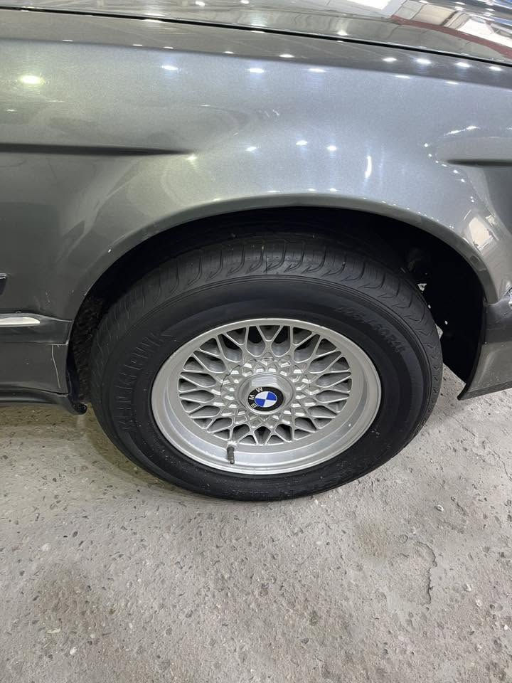 السلام عليكم  من رخصت لادمن BMW1991 البيع السيارة جديدة مرشوشة جمالية بدون ضربة  السيارة كفالة مكينة كير حدادة ستوني شادهة جديدة تخم تاير جديد التواصل ***********
