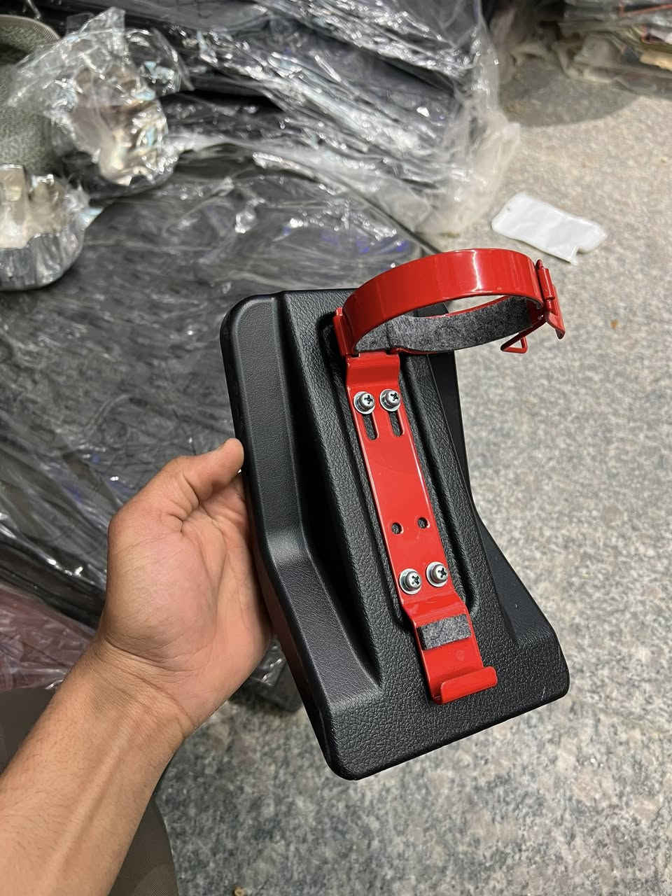 قاعده + مطفايه 
اصلي وكاله 
لاندكروز جميع الموديلات 
*********** @إشارة
