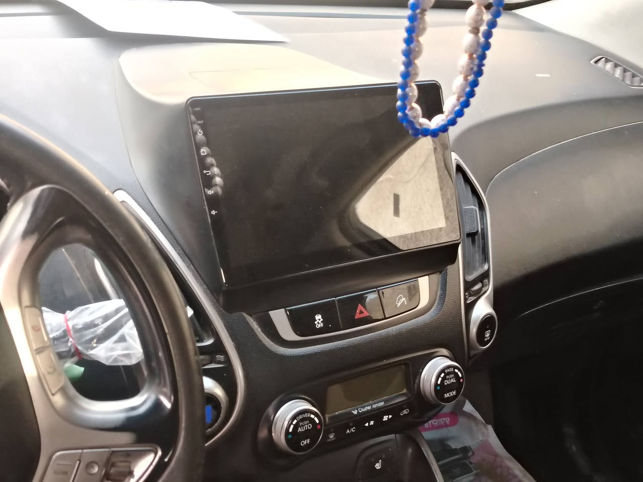 توسان خليجي ٢٠١٠ بدون حادث بدون صبغ بنوراما مرايات شفط هيترات خلفي امامي كراسي مكينه دوش دبل كامرة محرك بيها شخط بسيط يم قبق بانزين ***********
