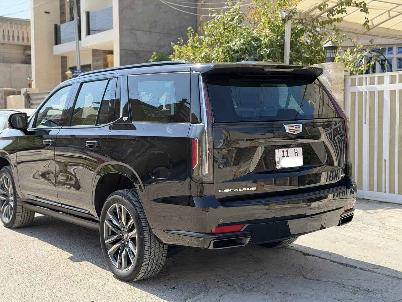 كاديلاك 2023 اسكاليد خليجي ضمان وكاله المنصور
رقم بغداد باسمي 
ماشيه ٦٦ الف كيلومتر 
مغلفه بالكامل ppf من زيرو بي ضمان ١٠ سنوات
مكفوله من الصبغ والبارد والشخط والرصعه والتكحيل سياره جديده بالكارتون كأنما زيرو استخدام شخصي 
كير ومحرك كفاله برغي ممفتوح بيهن 
رقمي ***********

معروفه مواصفات الكديلاك 
٣٦ سماعه / كشنات كلهن كهرباء / جكات / ٥ شاشات / ٥ كاميرات / واقع معزز ونايت فجن / حساسات ورادارات من جميع الجهات / بانوراما / دوسات شفط / كشنات تدفئه تبريد / راخل منفصل vip

والسياره جديده جدا جدا جدا 
 كل غراضها بالجيس وبعدها ارضيتها ممطبوكه عليها وشادلها تخم تاير ومسويلها وادامه كامله 
السعر ٧٦٥ وبيها مجال للشراي 
***********
مكاني بغداد
