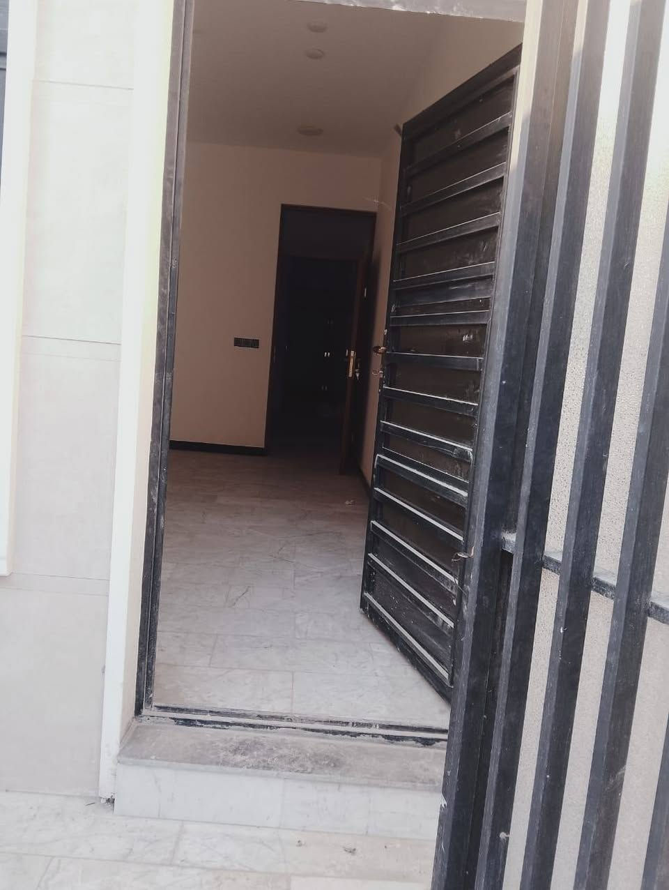 السلام عليكم... مشتمل للبيع منطقه الشعب شارع الاسواق قرب جامعة الأمام الكاظم مساحه 75 واجهه 4.3 م نزال 22م طرمه استقبال خدمات مطبخ 3 غرف نوم بناء حديث تسليم مفتاح  استفسار مكتب الشعب للعقاره اداره ***********
