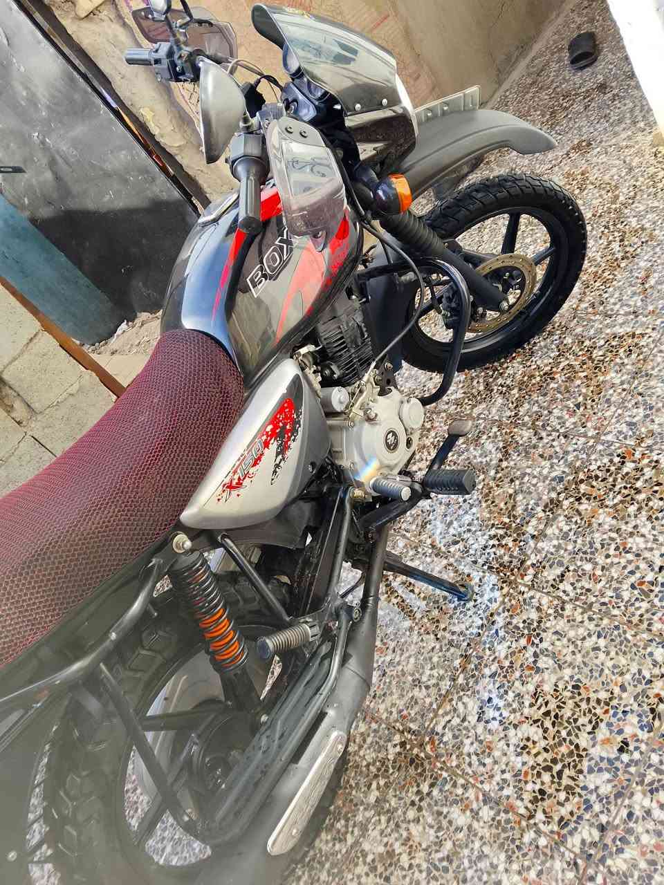 السلام عليكم
بوكسر موديل 23ماشيه 26الف بس 
دراجه جديده ومضمونه من البرغي للبرغي 
رقم بغداد انكليزي لوحتين وسنويه 
للستفسار ***********
