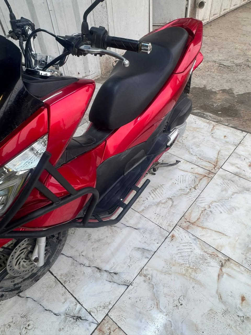 السلام عليكم pcxجيل ثاني .جديدة بمعنى الكلمة . ماشية 20 الف  دراجة حلوة ونضيفه لا تنقيص لا تبخير شلعه معدل .حساس حرف A. حساس ازدحام شغال .حساس الستان شغال . المكان بغداد بسمايه .الله شاهد دراجة حلوة دهن موتل بانزين محسن..***********
