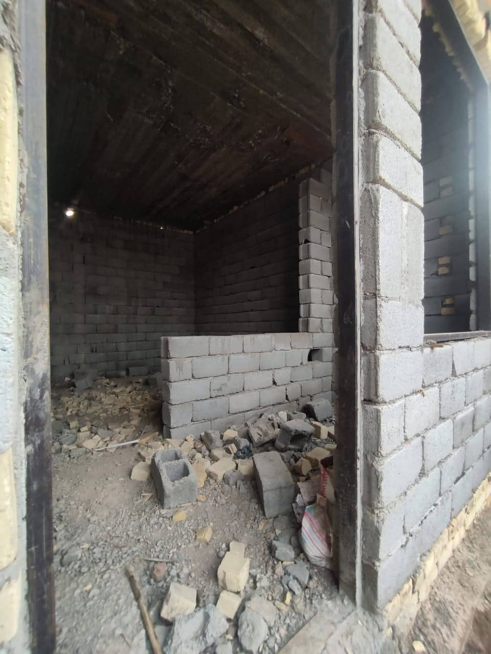 بيت يصير خلف العلوه القديمه مساحه 200 متر طابقين السعر 45 وبيه مجال مكلف بانشر نتصال ع رقم  ***********
