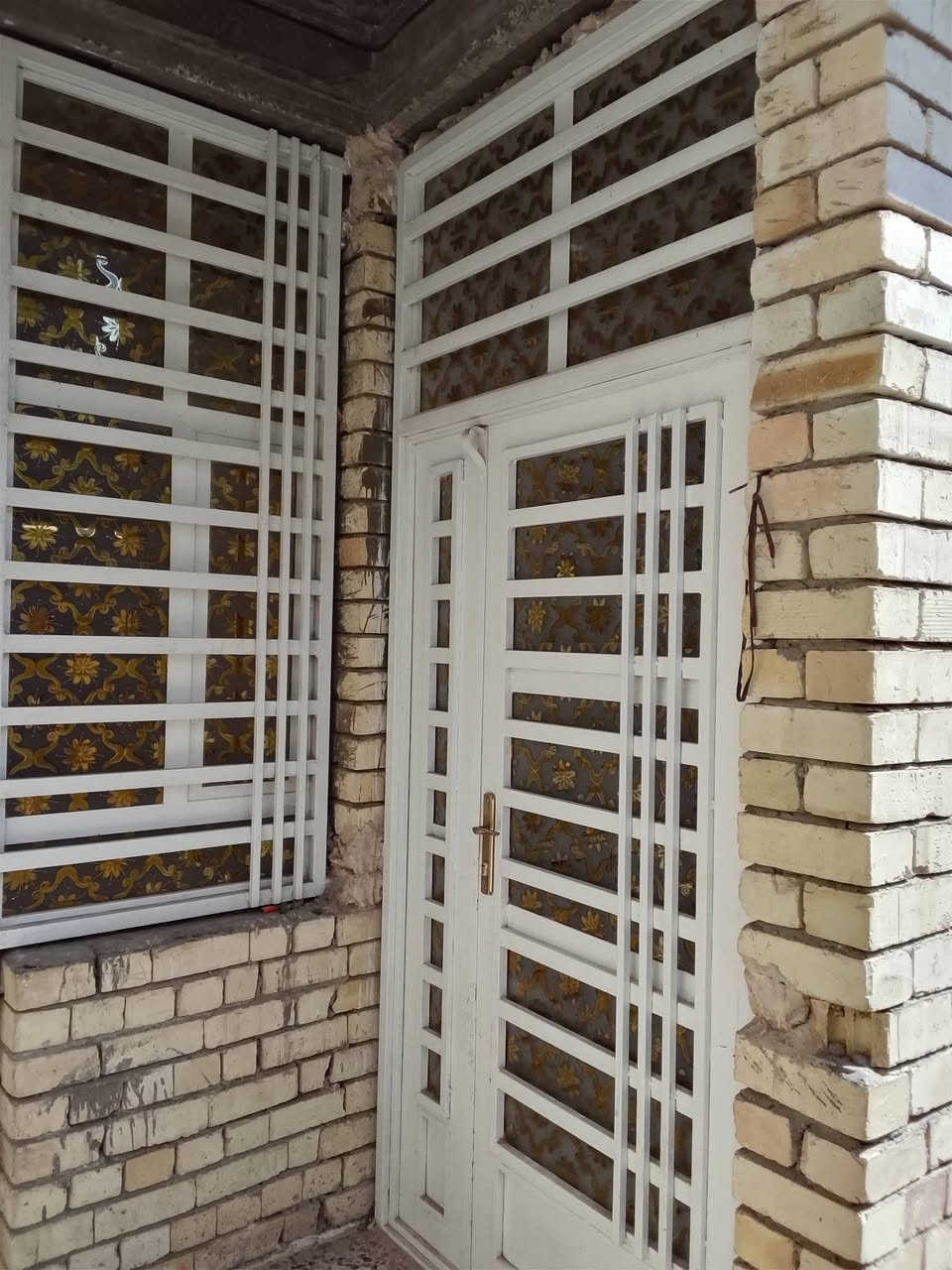 السلام عليكم بيت للبيع مساحه120متر طابق واحد بيت جديد وجاهز للسكن يحتوي على استقبال وصاله مدخل للاستقبال ومدخل على مطبخ حولي كبير ترك عدد٢ غرفه نوم وحده يحتوي على سخان وماطور وثريات وتانكيات عدد٢ بيت جاهز وفارغ العنوان الغرير نزله العياده الشعبيه فرع ابوخميس الفرع عريض كامل خدمات من مجاري ومي وكهرباء ومقرنص سند٢٥ سعر ٨٥وبي مجال قليل للاستفسار على رقم ***********
