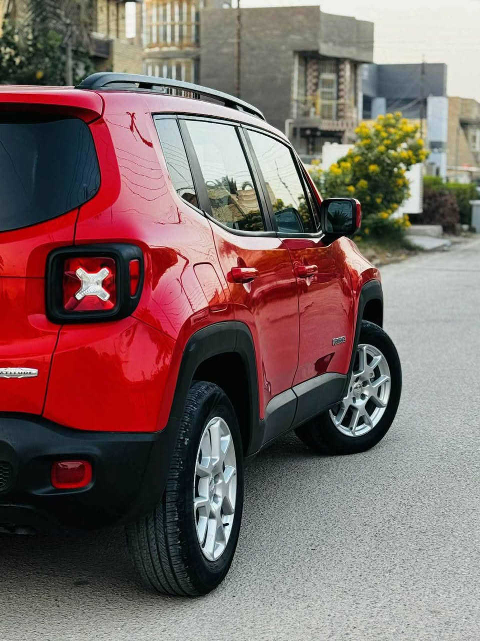 جيب رينيجيد (Jeep Renegade) موديل 2021 ماشية 53 قابل للزيادة. السيارة من فئة الـ SUV المدمجة والصغيرة، وتأتي بالمواصفات الفنية والتقنية نظام المساعدة على البقاء في المسار والتحذير عند مغادرته.نظام مراقبة النقاط العمياء.كاميرا خلفية لمساعدة السائق أثناء الركن.نظام التحذير من التصادم الأمامي والاستشعار بالركاب.محرك 2.4 لتر (Tigershark) بأربع أسطوانات:القوة: 180 حصان.عزم الدوران: 232 نيوتن متر.محرك 1.3 لتر تيربو بأربع أسطوانات:القوة: 177 حصان.عزم الدوران: 285 نيوتن متر.ناقل الحركة: أوتوماتيكي بـ 9 سرعات لجميع الفئات.نظام الدفع: تتوفر بنظام دفع أمامي (FWD) أو دفع رباعي (4x4) مخصص نظام المساعدة على البقاء في المسار والتحذير عند مغادرته.نظام مراقبة النقاط العمياء.كاميرا خلفية لمساعدة السائق أثناء الركن.نظام التحذير من التصادم الأمامي والاستشعار بالركاب.
الاستفسار.:***********

