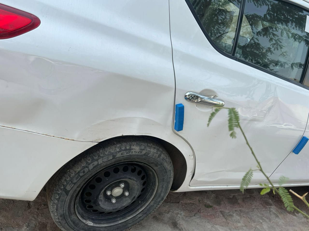 نيسان سني 22 هندي ام البليته الزركه ماشيه 46 جديده استخدام شخصي بيت دوام بيها دعمه باب ومدكر الخلفي صفحه عكس السايق على وضعها ما امصلح وشخط اباب السايق خفيف موضح بلصوره الدعمه والشخط والباقي كفاله على وضع الشركه برغي مامفتوح بيها سعر 117بيها مجال قليل حك الجيه العنوان البصره الجنينه قرب السوق رقم التواصل ***********
