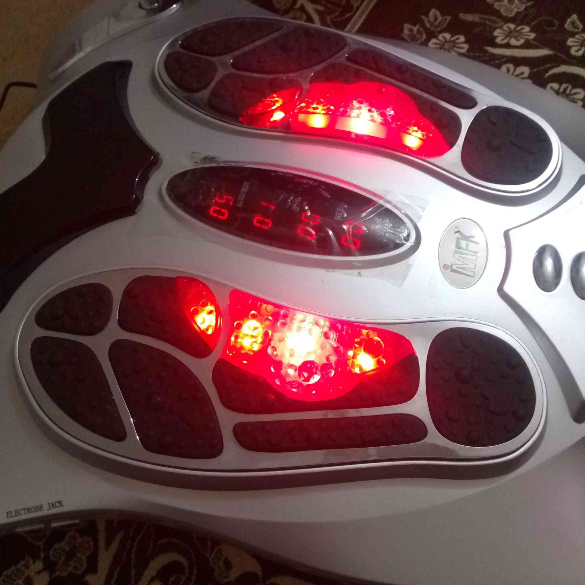 جهاز تحفيز العضلات و التشنجات العضلية يعمل على جميع أنحاء الجسم ماركه هندي جديد مستخدم مرتين فقط مع كامل ملحقاته يشتغل على الكهرباء وفيه جميع الدرجات لحد 90 درجه حرارته اتصال على *********** أو عالخاص
