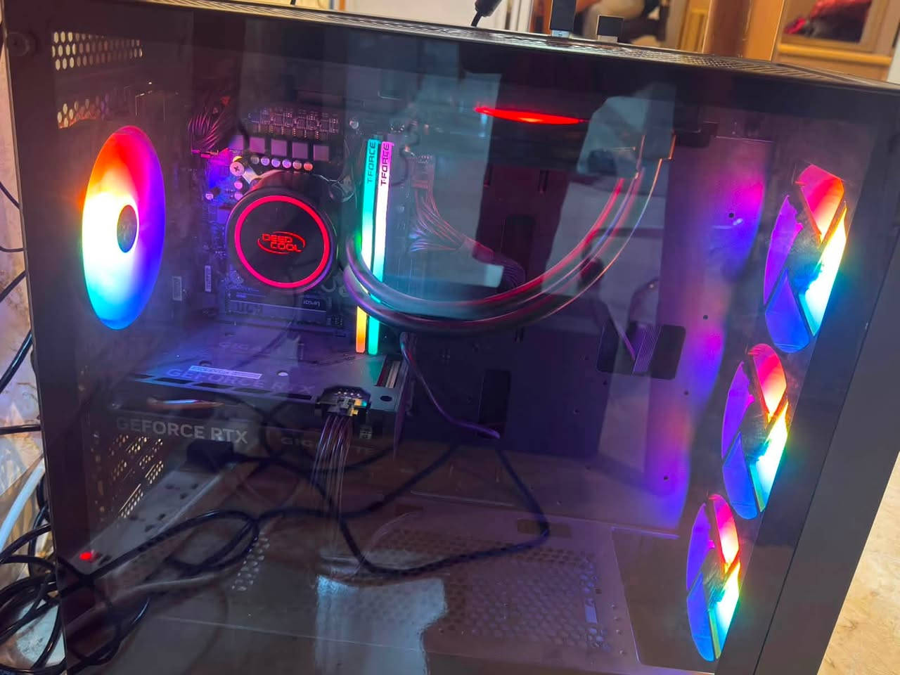 Intel Core i5-12400F
*كرت الشاشة: NVIDIA RTX 4060 8GB
* الرام: 16GB DDR4 3200MHz
* التخزين: SSD 1TB
* مزود الطاقة: 650W
* الشاشة: 25 بوصة، 180Hz
* الكيبورد: HyperX
* الماوس: Cloris 
* ⁠سماعات هايبر اكس كلاود 
* ⁠سماعات سبيكر صغار صوتهن حلو وصافي 
* ⁠يو بي اس 1500 اوفلاين استعمال اقل الشهرين 
كرسي مكتبي نظيف ومريح للكعدات الطويلة 
* ⁠* ⁠استعمالها شهرين والحاسبة نظيفة كلش تجي للبيت تفحص وتجيكها على حسب الاصول وتقتنع بيها واني بخدمتك عنواني بغداد البياع تقاطع درويش 
* ⁠متواجد خاص 
* ⁠للاستفسار هاتف :***********
*
