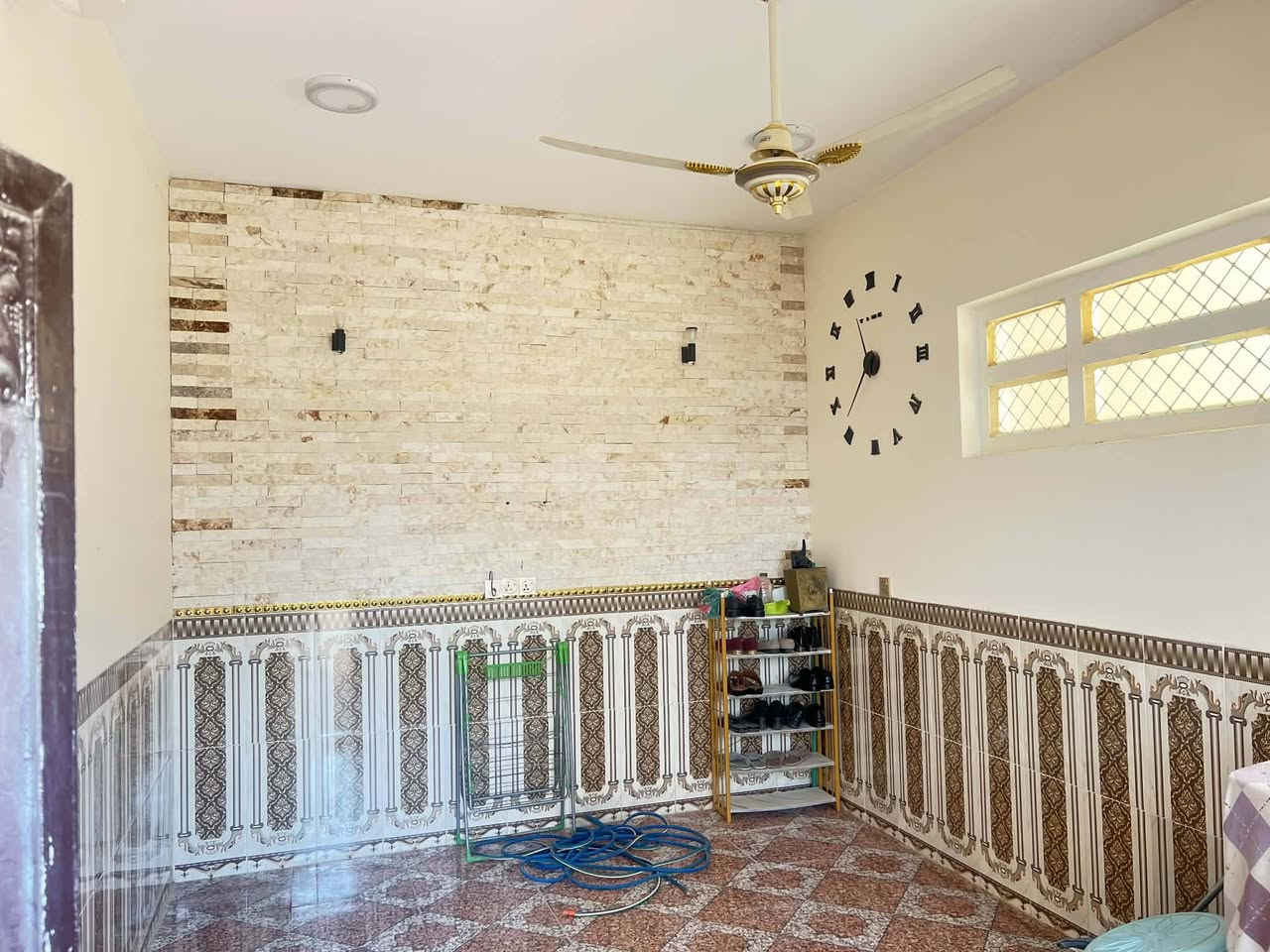 مشتمل زراعي سند ٢٥ مساحتة ١٠٠م خلف الركن لي وجه ع شارع الصيني مقابل مدرسة المبادئ بناء بلوك اساس صب سكف صب يحتوي ع غرفة واستقبال وصاله 
للاستفسار ***********/*********** 
او مراجعة مكتب أمتار للعقار
