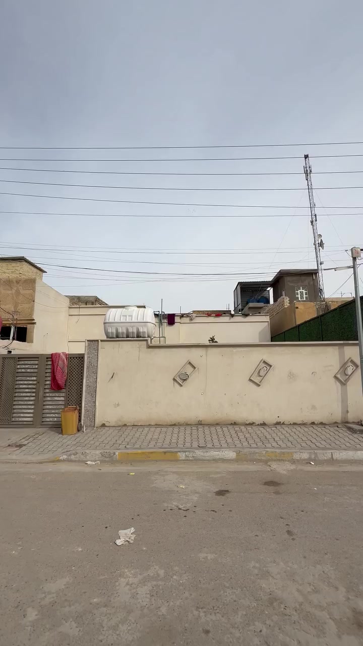 بسمّ الله الرحمن الرحيم / يتوفر بيت م 200 متر طابق واحد بيت موقع كلش منتاز قريب عن تجاري بغداد الحسينيه الجريخي ال4000 طابو ملك صرف 
سعر 115 وبيه مجال قابل للتفاوض 
مكتب الهيبه للعقار يتوفر جيمع عقارات الحسينيه ***********
حسين الكعبي للعقار
