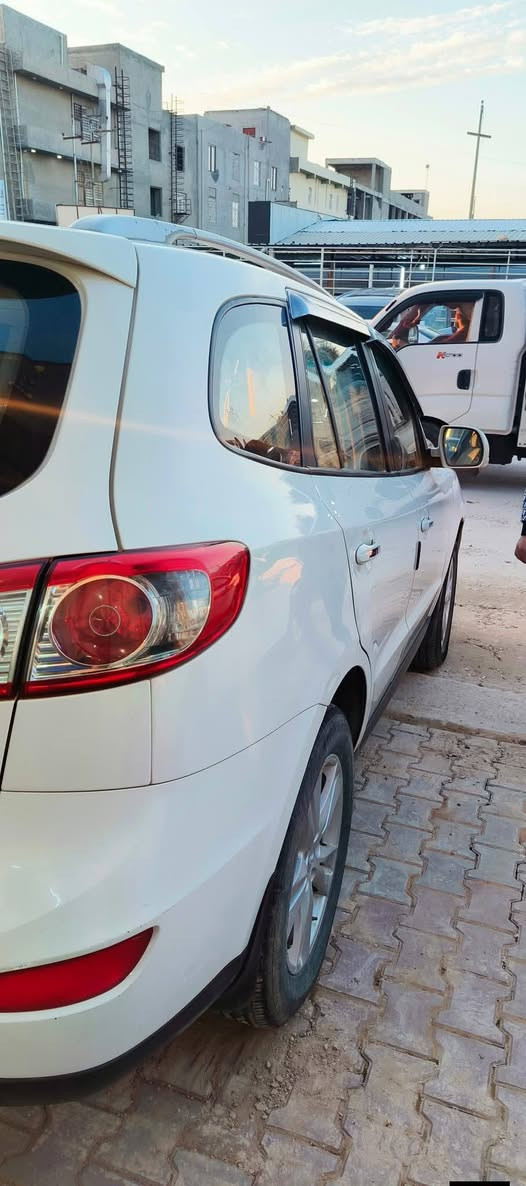 السلام عليكم 

سنتافي موديل ١١ مكينه ٤ يعني ٢٤٠٠ 
فول عدى البصمة رقم اربيل دولي و باسمي وتحويل باي وقت تريده ضررها قطعتين 
مكاني صلاح الدين 
سعرها ١٤٤$
***********
الخاص مفتوح
