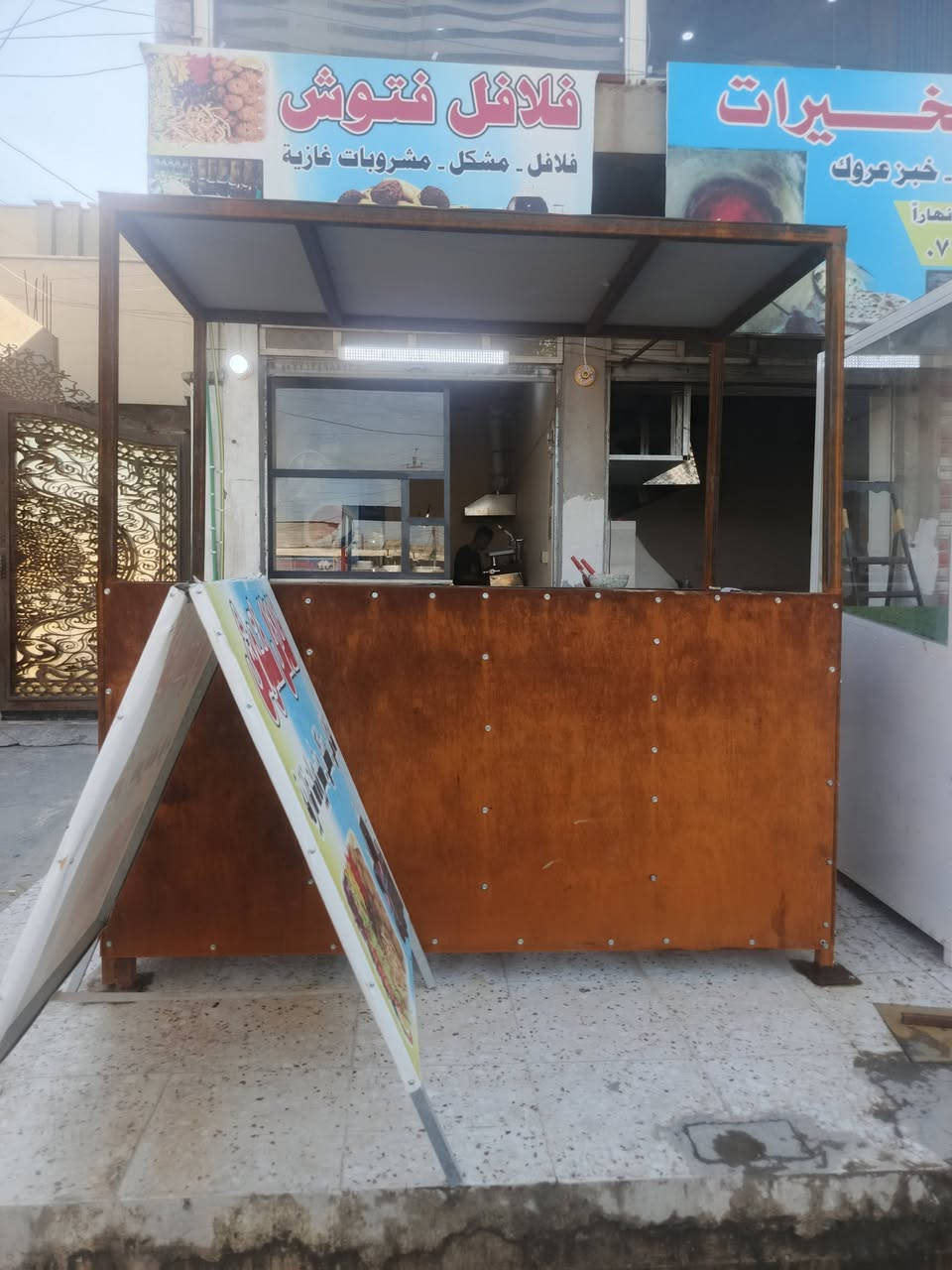 السلام عليكم متاح ميز طول مترين عرض متر عوزه بس صبغ وخشب ثنين وحده جوه وحده فوك ميز الله شاهد ما يرفع  سعر 250 مكان  بغداد المعامل بستان سامي ***********
