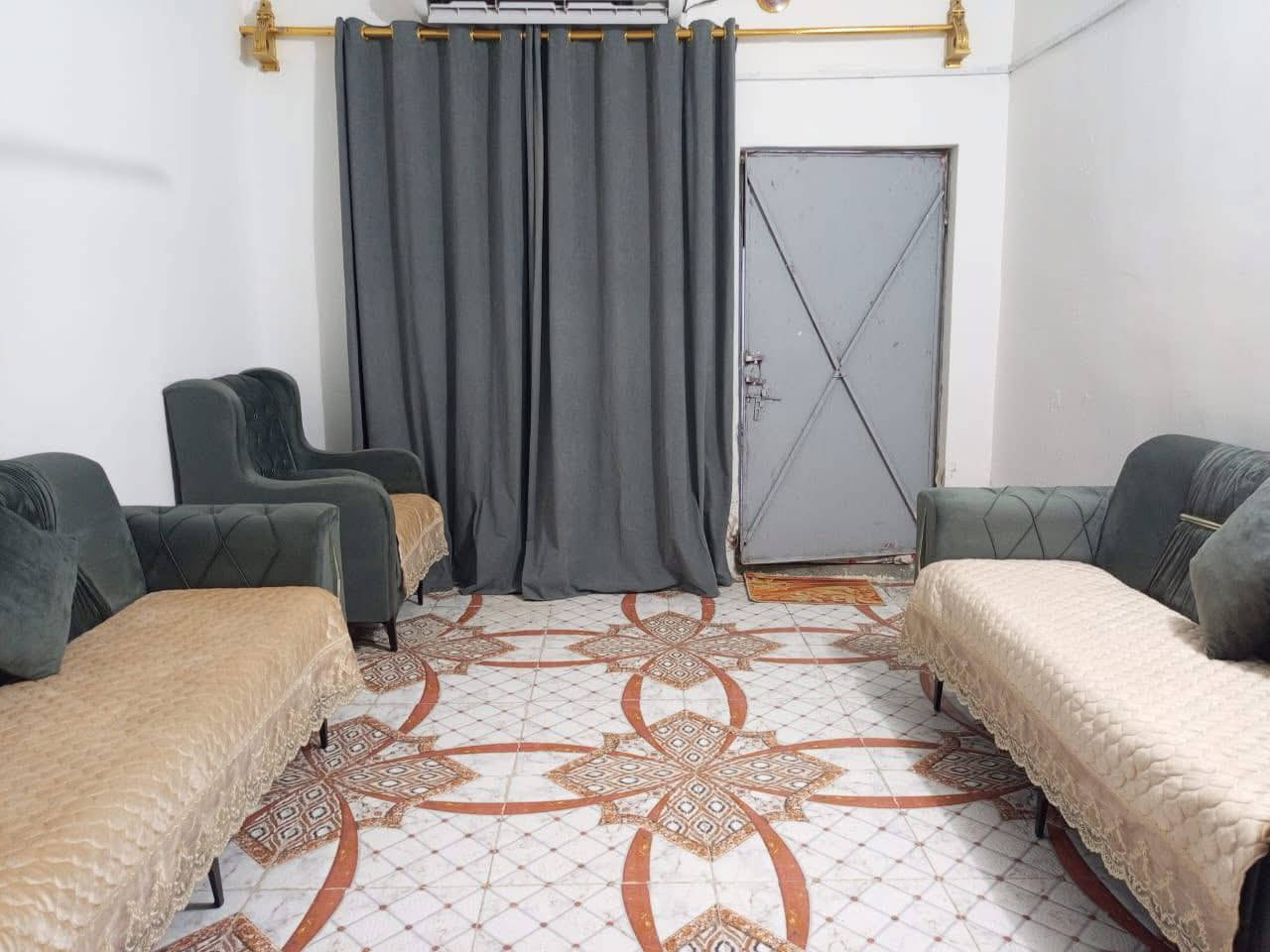 دار سكن طابو زراعي في  ( حي زليزل ) 
( خلف بيت جودة كويجو - قريب سيد شهيد )

مساحة ١٣٥ - بناء بلوك - سقف عكادة 
ماء - كهرباء - ( غرفة نوم واحدة ) - شارع ٧ م 
( لبيت كلة سيراميك ) - صحيات داخلية + خارجة
(كما موضح في الصور )

( سعر ٢٢ وبي مجال )

للاستفسار مراجعة مكتب غازي للعقار   
واسط - الزبيدية - قرب أفران المائدة  *********** 
***********
