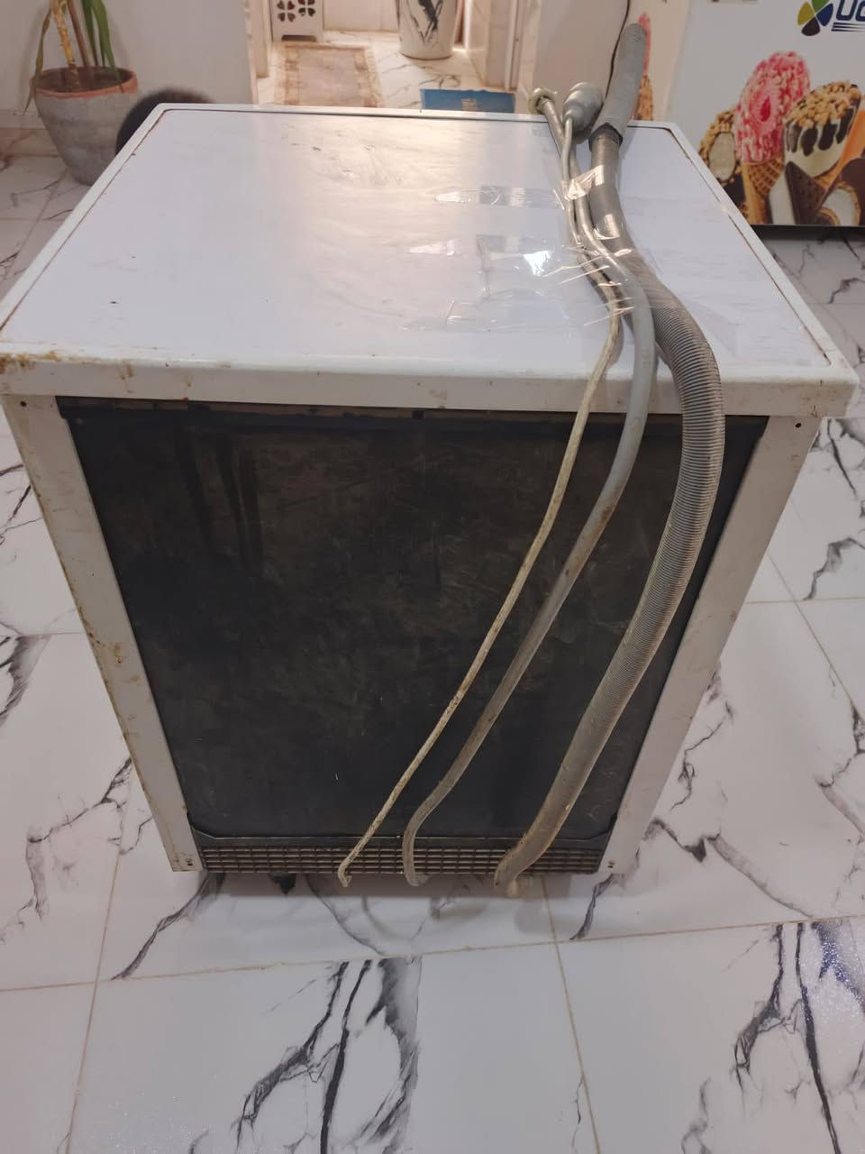 السلام عليكم غسالة صحون نظيفة و شغالة 3 سلات فقط السلة الي بالوسط مكسورة تتصلح او يترهملهة سله نوع الشركة الحافظ السعر 125 الف للاستفسار 
***********
و يوجد واتساب عله نفس الرقم
