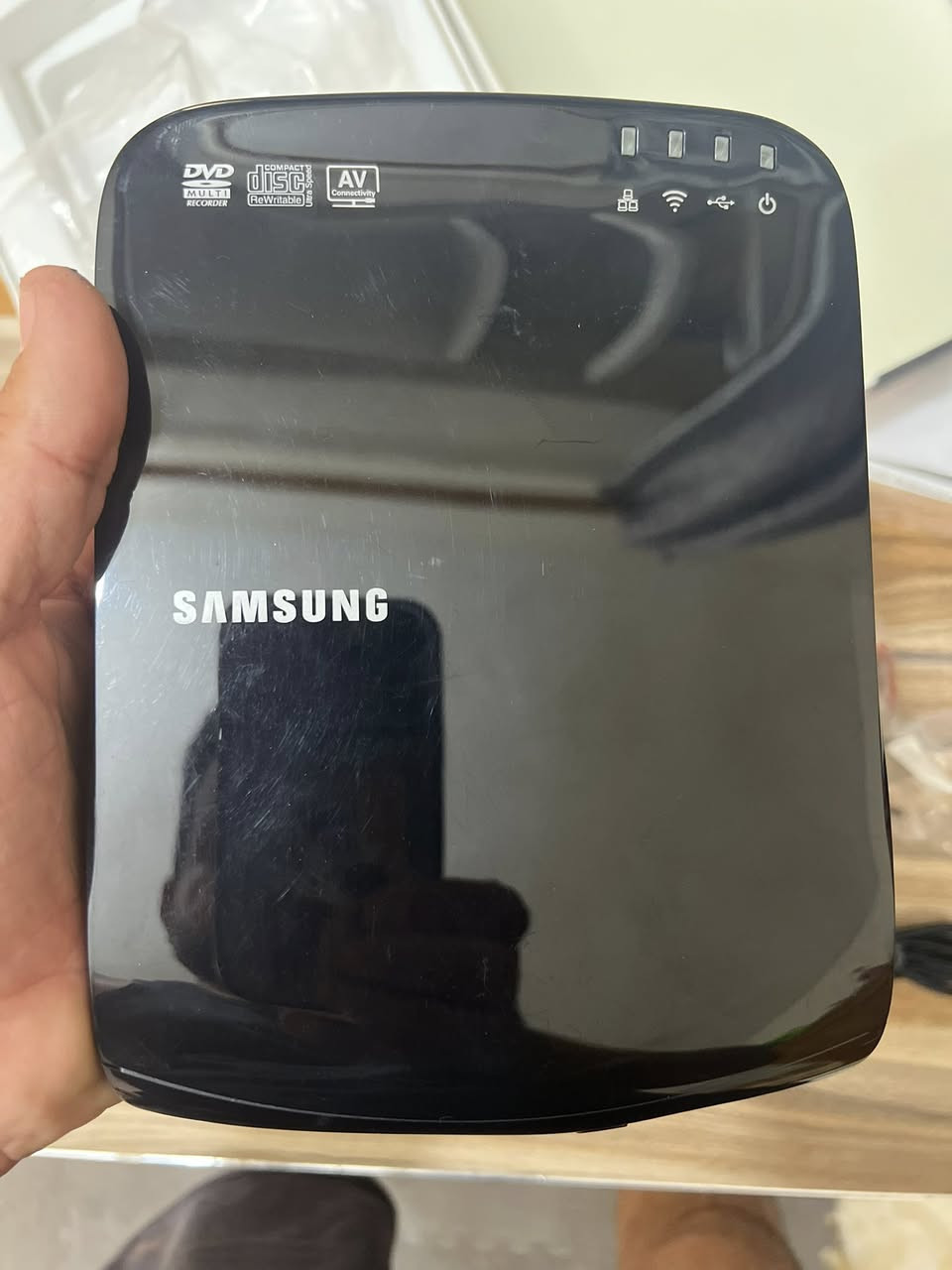 هذا المنتج هو Samsung Optical Smart Hub SE-208BW.
هو جهاز متعدد الاستخدامات يعمل كـ محرك أقراص ضوئية خارجي (DVD±RW) للكمبيوتر.
يمكن استخدامه أيضًا كخادم وسائط لاسلكي (Wi-Fi Wireless) لمشاركة الملفات والأقراص مع أجهزة متعددة مثل الهواتف الذكية والأجهزة اللوحية.
يحتوي الجهاز على منفذ USB لتمكين مشاركة البيانات أو الطابعات عبر الشبكه


**إذا كنت صاحب هذا الإعلان وتريد حذفه لأي سبب، رجاءا أرسل رسالة إلى الدعم الفني**