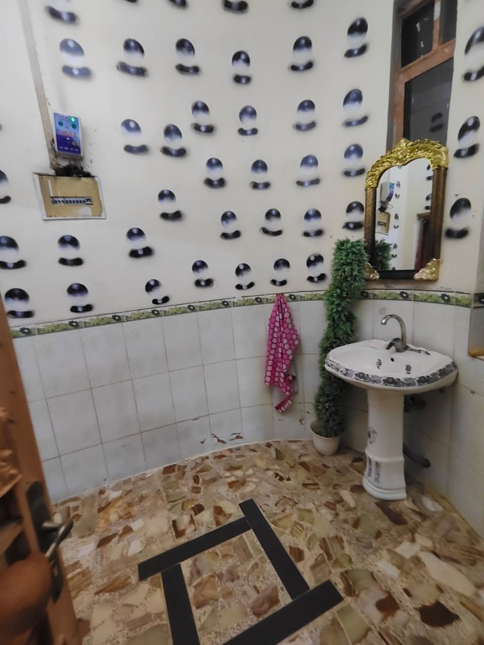 السلام عليكم.. 
بيت بمساحة ٢٨٦متر في شريطالمدراء حي المهندسين منطقة اليرموك استقبال ٤*١٠مع صالة ٤*٨ مع ٣غرف نوم ٤*٥ مع مطبخ ٥*٥ مع ساحتين خارجيات طابق واحد بناء٢٠١١ طابوك والاساس ٥٠*٦٠ والسقف كونكريت مسلح، السعر المطلوب 235مليون.. 
لمزيد من المعلومات ***********
***********
