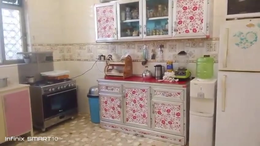 السلام عليكم  بيت مساحة ٢٠٠ متر واجهة ١٠ نزال ٢٠ طابوزراعي ملك صرف سند ٢٥ بحي الفرات بصف بانزين خانة حي نصر بيت قريب على شارع بالمربع الأول ٤ غرف نوم ومطبخ واستقبال وصالة وخدمات وحديقه جبيرة وكراج جبير شارع عرضة ١٢ متر  مامتواجد على فيس للاستفسار ***********
