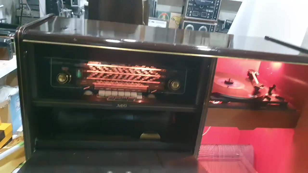 الرادیوو سالوون FM MW SW  LW
مارکة AEG 
مودیل /Univox Musiktruhe
السننة 1953 
ارتفاع 85 سم 
العرض 102 سم
صنع المانیة


**إذا كنت صاحب هذا الإعلان وتريد حذفه لأي سبب، رجاءا أرسل رسالة إلى الدعم الفني**