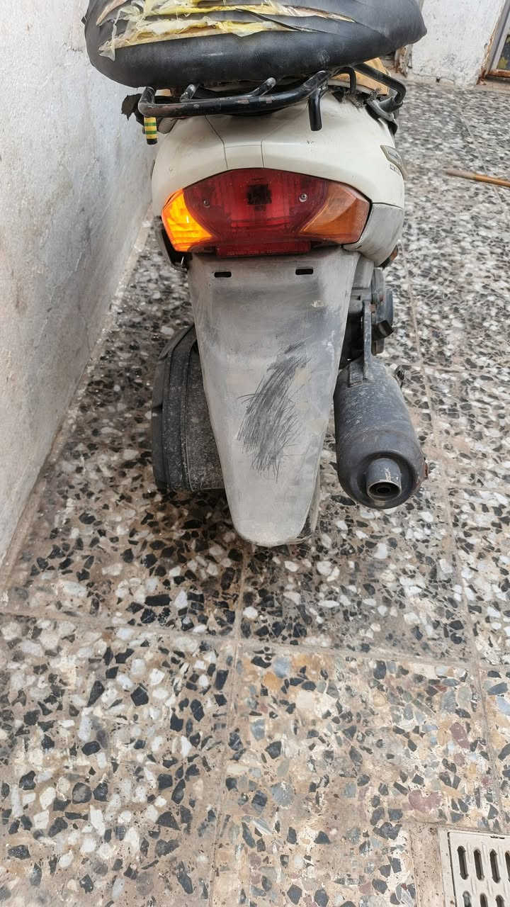 اللبيع الدراجه نضيفه كدام عينك نقص كفر امامي الدراجه باتري جديد ملف جديد كهربائيات جديده يعني الدراجه نضيفه بدون اوراق رقم *********** متواجد واتساب أو ماسنجر
