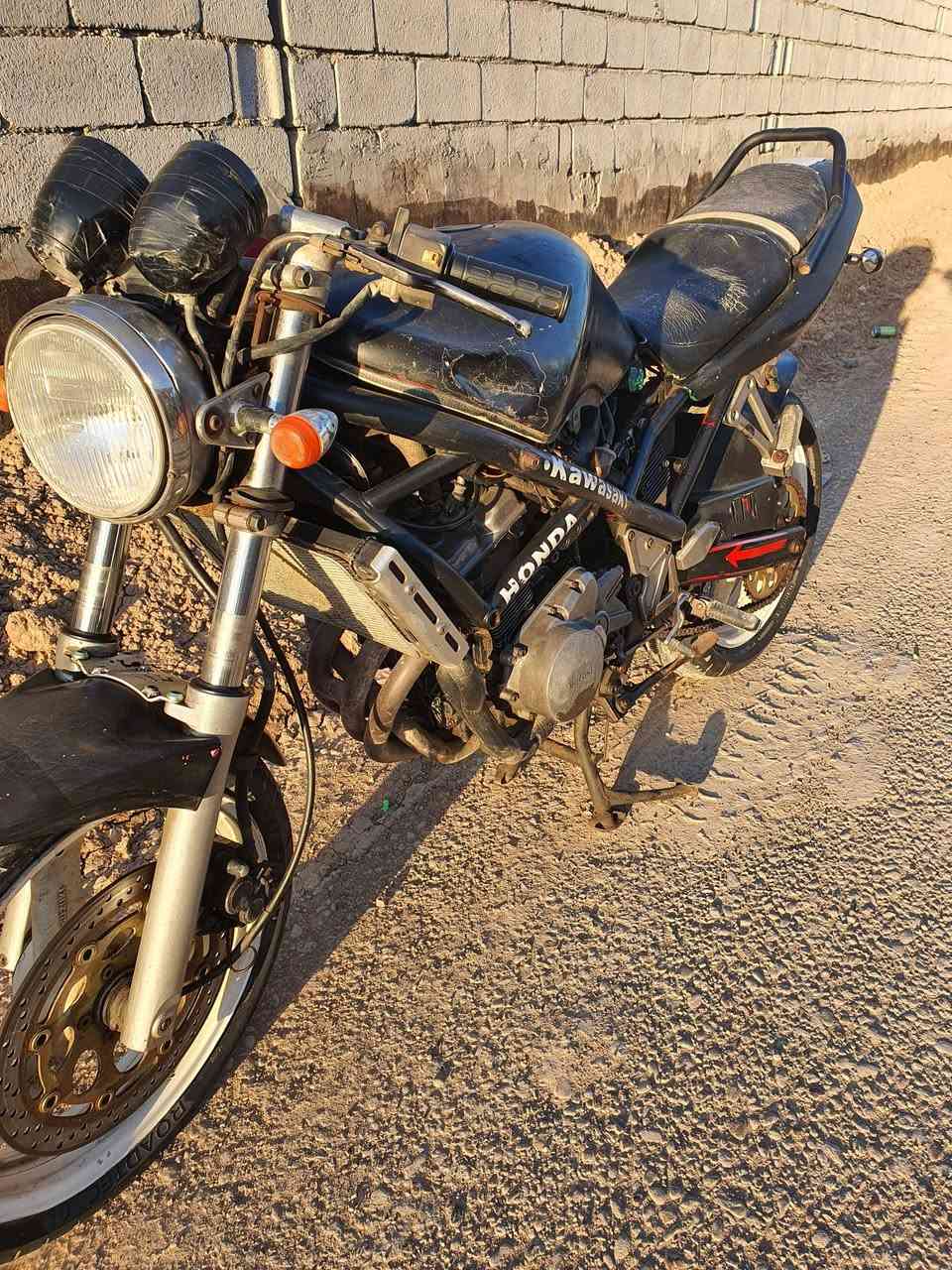 السلام عليكم من رخصة الادمن دراجة بطح بانده عادي مكينة250
دراجة مثل ماگدامكم يرادلها نواعم بسيطة كفرات
دراجة مال جناي مكينة خير من الله لاتنفيص ولا بخار
ركز بالصور زين موضح كلشي بصور
الدراجة تركتها شهر ونص
من رجعتلها سلف ماتشتغل اله ادفعها ماعرف لسبب ليش
تشتغل مثل لساعة معدل صاروخ
بس ماعرف ليش سلف گامت ماتشتغل
كهربايات كلة شغالة
اوراق 6نسخ اصلية گمرك 
الدراجة للبيع فقط سعرها 950
وبيها مجال بسيط حگ لجية
دراجة مال جناي مثل ماذكرت عوزها نواقص بسيطة كفرات
وهاهية مكاني بغداد جسر ديالئ سايد لواحد
رقم ***********
