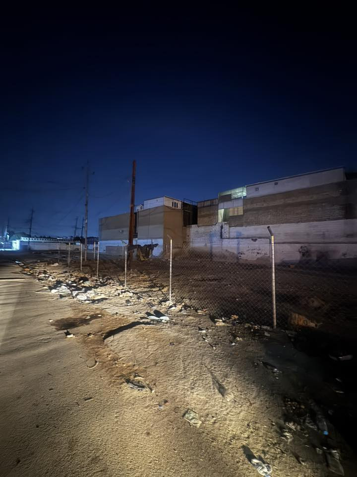 السلام عليكم قطعة ارض للبيع المعلمين شارع قهوتي الذهبية مقابل ملعب احمد جواد الخماسي  مجاور الشارع العام ملك صرف مساحة الارض 225 
15*15 للاستفسار ***********
