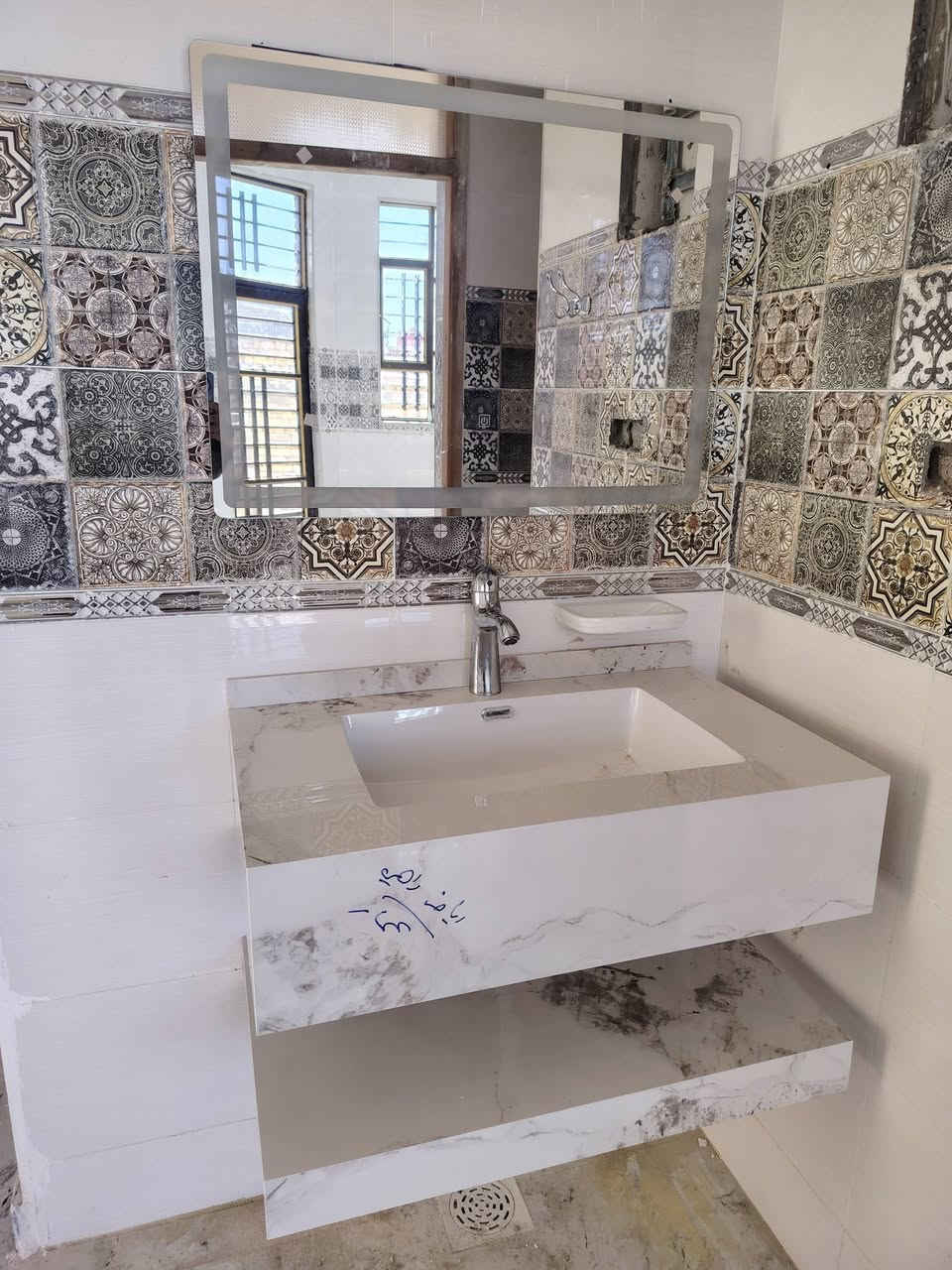 بيت بالخضراء مقابيل شارع ٣٠ طابو زراعي سند ٢٥ مساحة ١٩٥ واجهة ١٤ شارع 7 م  بناء حديث شغل درجة أولى يحتوي على غرفتين 4*5
صاله9*4 استقبال 7 *4 مطبخ 4 *4 ونص درج دائري مرمر كراج 3م  يحتوي على حديقة خارجية للأستفسار الأتصال على الرقم ***********
