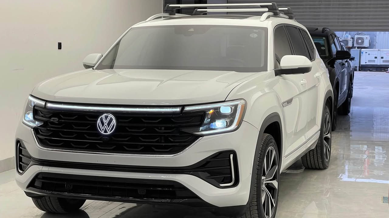 Volkswagen Atlas SEL Premium R-Line 2024
‎عداد المسافة : 27 الف مایل 
‎ضرر : جملغ خلفي و باب سائق صبغ بدون دواخل 
‎ارباك دشبول و ستیرن سلیم💯✅
‎دعامیە و رادیترات و بجم کلة بلادي بشرط
1V2FR2CA6RC547798

‎اعلی المواصفات  atlas 1/1 :
‎سقف بانوراما
‎داتاشو 
‎بصمة تشغيل
‎بصمة أبواب
‎تشغيل عن بعد (Remote Start)
‎صندوق شفط كهربائي
‎رادار أمامي (تحديد مسار)
‎رادار جانبي (نقاط عمياء)
‎رادار خلفي (تحذير من الاصطدام)
‎كاميرات محيطية 360°
‎سستم سماعات FENDER
‎تحكم وضعيات القيادة Drive Modes 
‎اوتو بارك Auto Park
‎تبريد مركزي لمس
‎كشنات ميموري
‎كشنات جلد
‎کشن تدفئة و تبرید
‎هاند بريك بصمة
Android Auto 
Apple Car Play 
‎مانع انزلاق+ABS
‎شاشة كبيرة لمس
‎حساسات خلفية+ كاميرا 
‎تحكمات استيرن
‎اوتو ستارت Auto start 
‎اوتو ستوب Auto Stop 
‎وبقية المواصفات المعروفة
‎‏‎ 
‎مکان سیارة اربیل
‎‏‎سیارة بدون رقم تترقم شمالي 
‎‏‎‏‎للاتصال والاستفسار
‎☎️*********** اسیاسیل
‎.     ***********.      كورك
