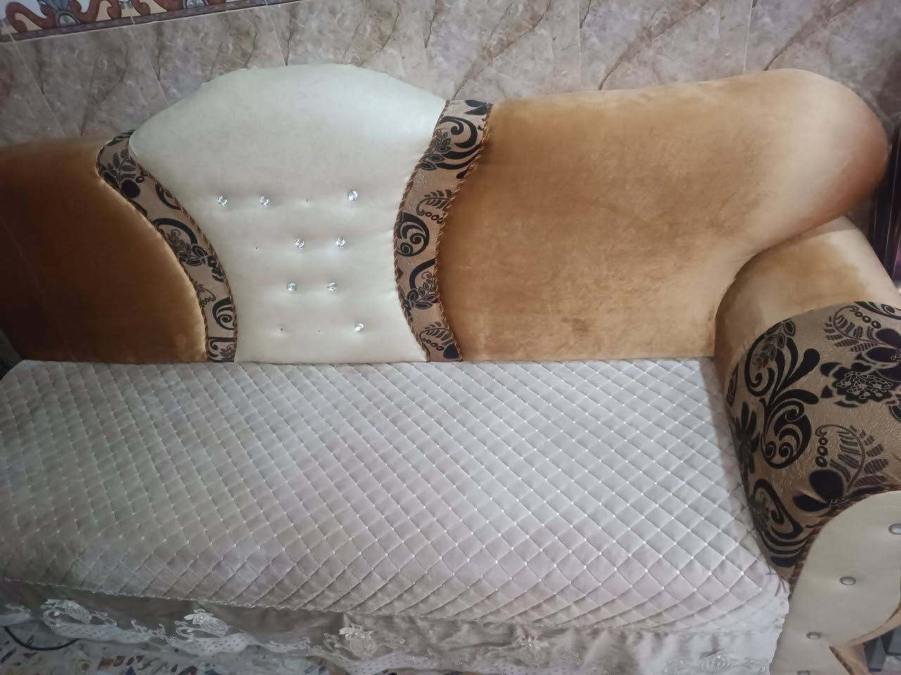 السلام عليكم ديوان ٢٠ مقعد عربي  خشب نظيف كلش تسكام  سميك جدًا وقوي وصلب  يتحمل وزن عالي مناسب للمضايف وللبيوت الكبيره والمفرش ويا و4 طلبات خشبيه هم اريده ب٥٠٠


**إذا كنت صاحب هذا الإعلان وتريد حذفه لأي سبب، رجاءا أرسل رسالة إلى الدعم الفني**