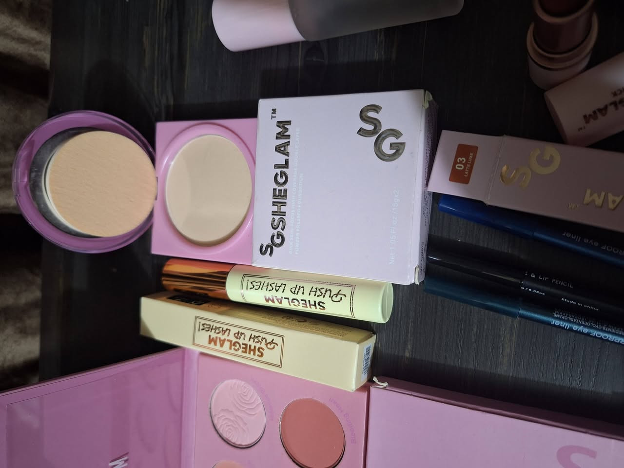 السلام عليكم متوفر هذا البكج متكون من ٩ قطع
1_ برايمر شيكلام بي نسبة ترطيب ونسبة واقي شمس 23 بالميه 

2_باودر شيكلام درجته 2 متكون من طبقتين كما موضح بالصورة 

3_باليت بلاشر شيكلام الونه تجنن

4_مسكارة شيكلام سواد فاحم 

5_ قلم حاجب من شيكلام شعرة شعرة لونه بني يوالم جميع الوان البشرة

6_ حمرة ستك من شيكلام لون مشمشي 

و٣ قطع هديه الي هم كحل لون ازرق من شيكلام 

وكحل لون تركوازي من شيكلام 

وكحل لون اسود من كيكو سواد فاحم جميع المنتجات اصليه سعر البكج 25 مع التوصيل داخل المحموديه  وتوصيل محافظات ٣ ألف فقط على هذا البكج 

يوجد كروب ع الواتساب انشر بي جميع منتجات الالماني والكوري والاوربي وتوصيل داخل المحمودية ألفين فقط ومحافظات ٥ ألف الي تحب تراسلني واتساب اضيفها بالكروب رقمي ***********
