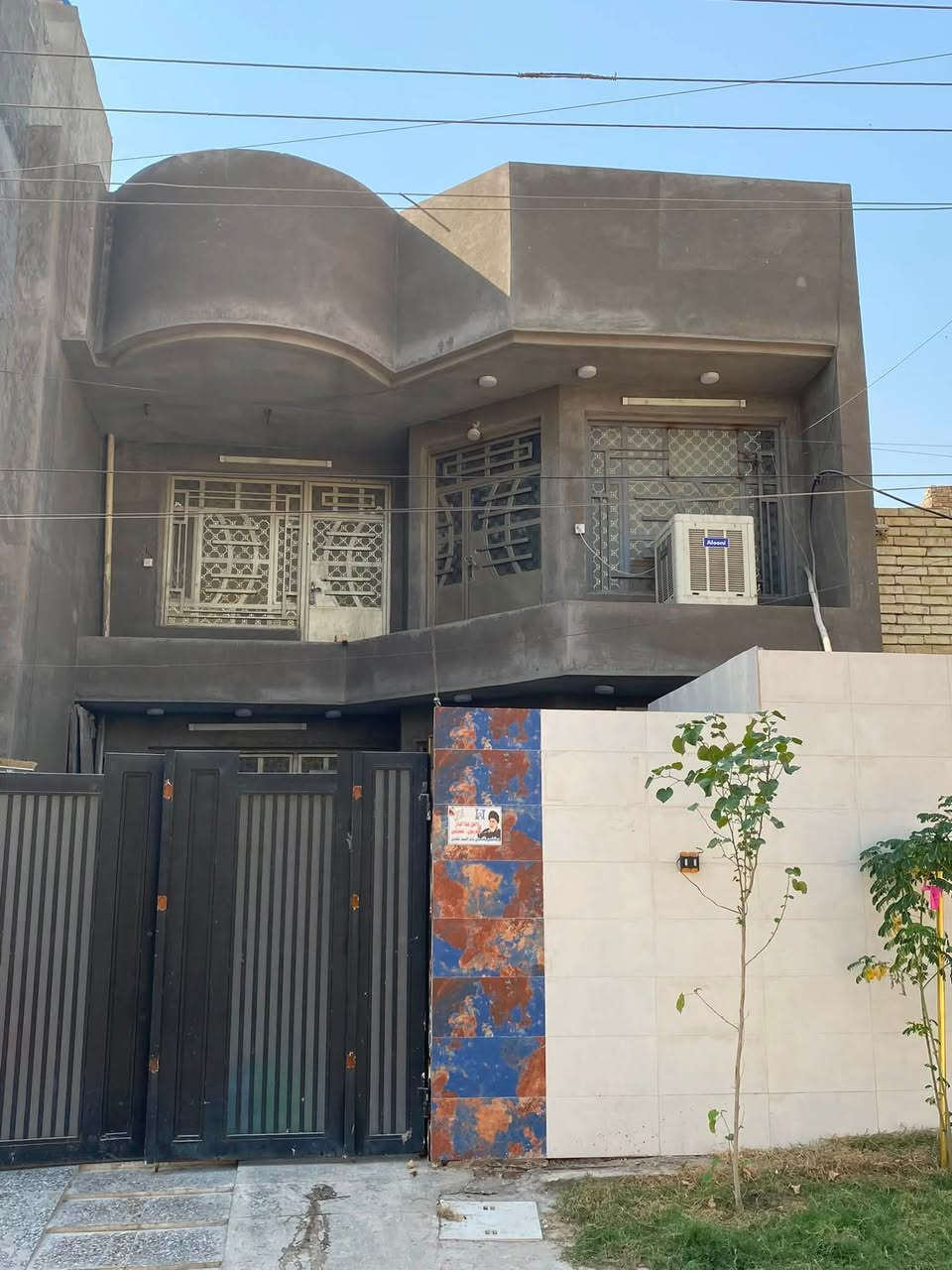 دار للبيع مساحة 150 واجهه 7.5 ونزال 20  يحتوي على استقبال ومطبخ وصالة كبيرة وغرفة نوم وصحيات ومناور ثنين الطابق الاول مرمر وسيراميك الطابق الثاني يحتوي على غرف عدد 3 وصاله وصحيات  الطابق الثالث يحتوي ع مخزن يصلح غرفه  بيت جديد بدون اي رطوبة كاشي جديد مالت الكراج طابق الثاني جديد الكاشي مالته جنس العقار طابو صرف في منطقة كفاءات العبيدي فرع مدارس بغداد الجديدة مقابل ابو مقتدى المختار  السعر ع الخاص للاستفسار ***********
