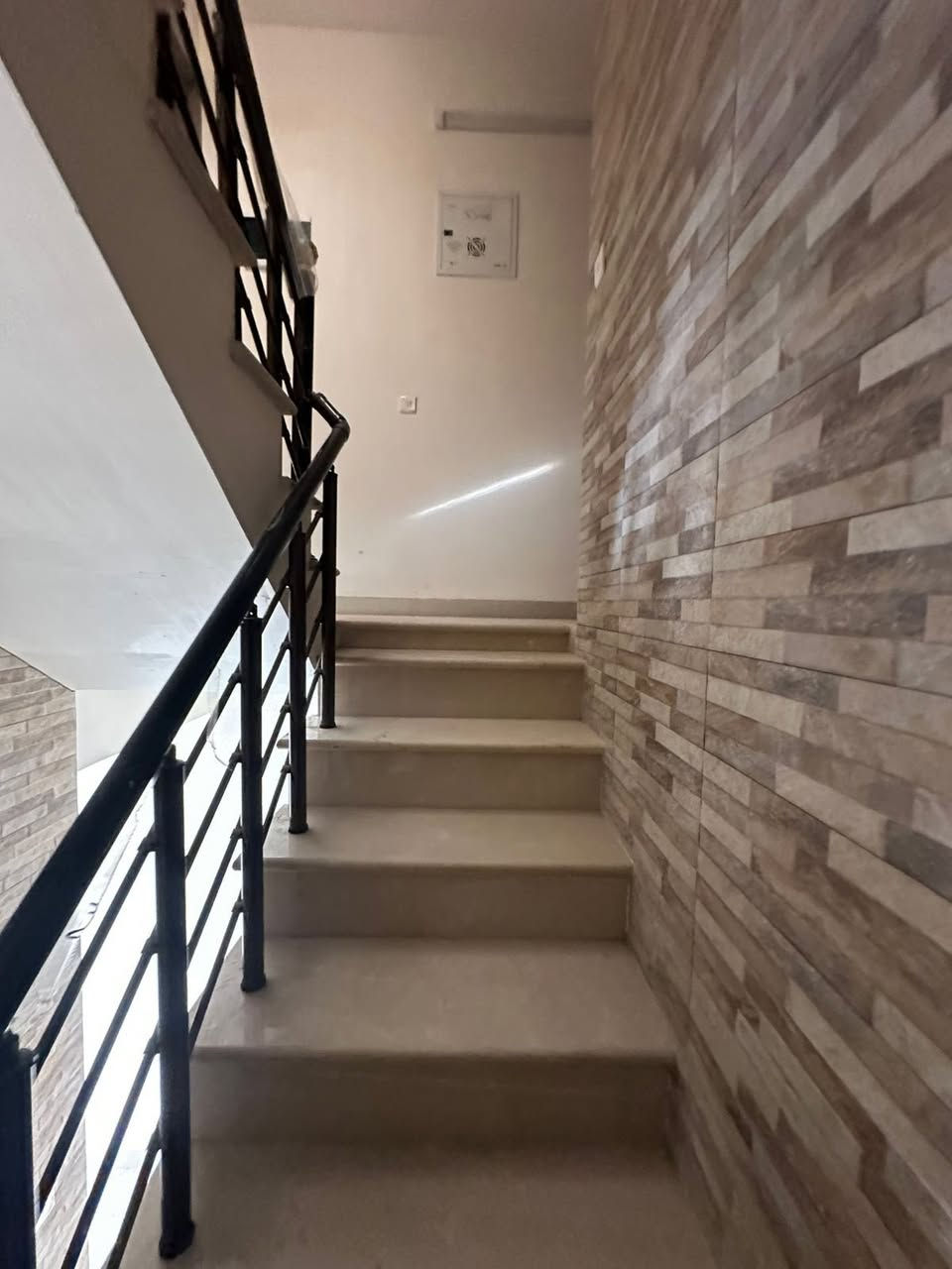 للايجار في السيدية بيت مساحة ٥٠ متر 

بضهر جامع الهدى 
غرفتين نوم 
صالة 
مطبخ 
خدمات صحية 
السعر ٩٠٠ الف دينار  بي مجال 

المطلوب عائلة موضفة

للاستفسار ***********
