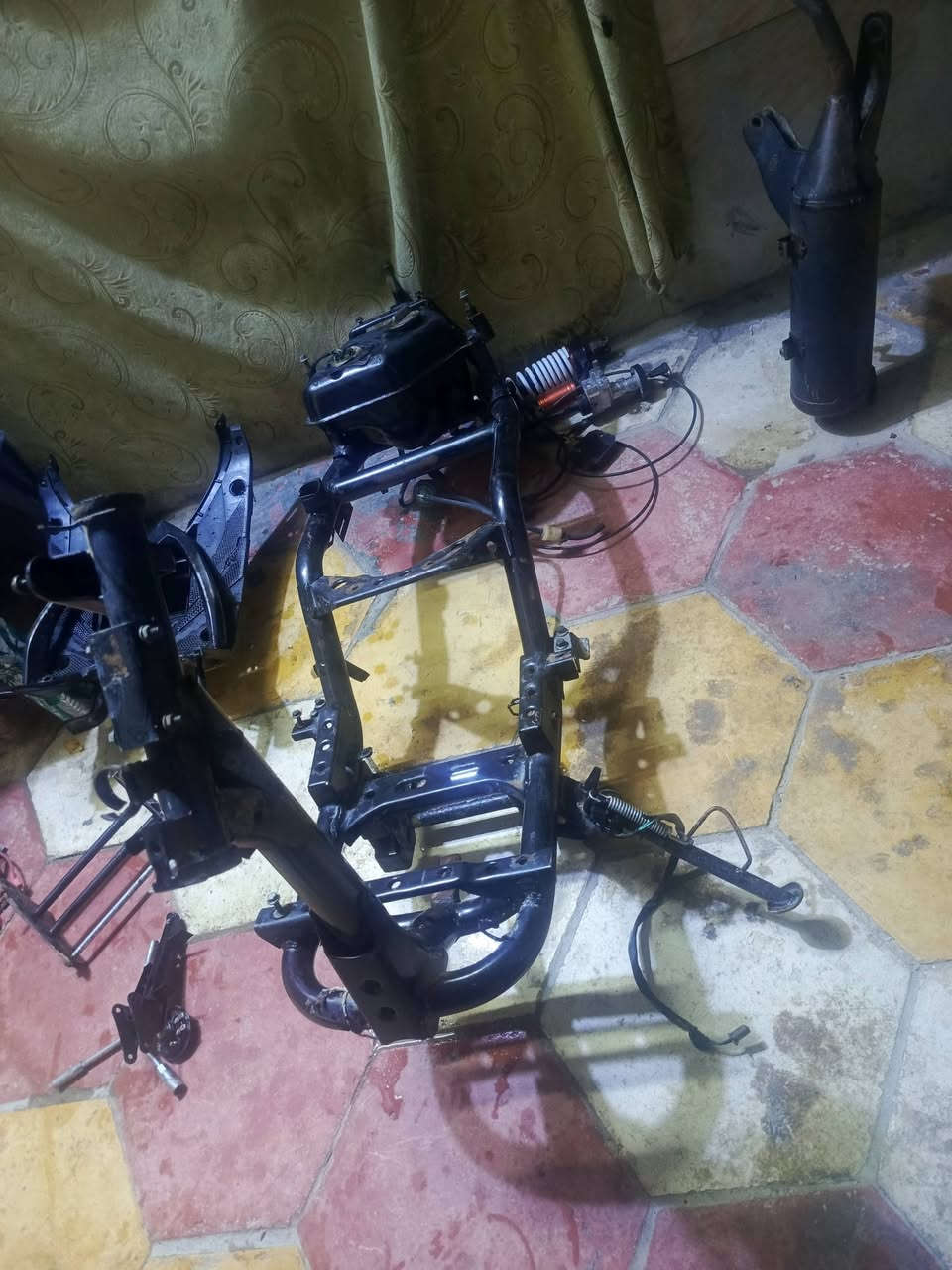 السلام عليكم غراض+عقل+كابريته اصليي+ضفيره الصلي فيش+هورن+شاصي+واير مال سكليتر+واير بريك+تانكي مال بانزين +ايشي تريده راسلني وانه بخدمتك عنواني ناصريه سوق الشيوخ الصناعه وهاذ رقمي *********** وبخدمت الشراي
