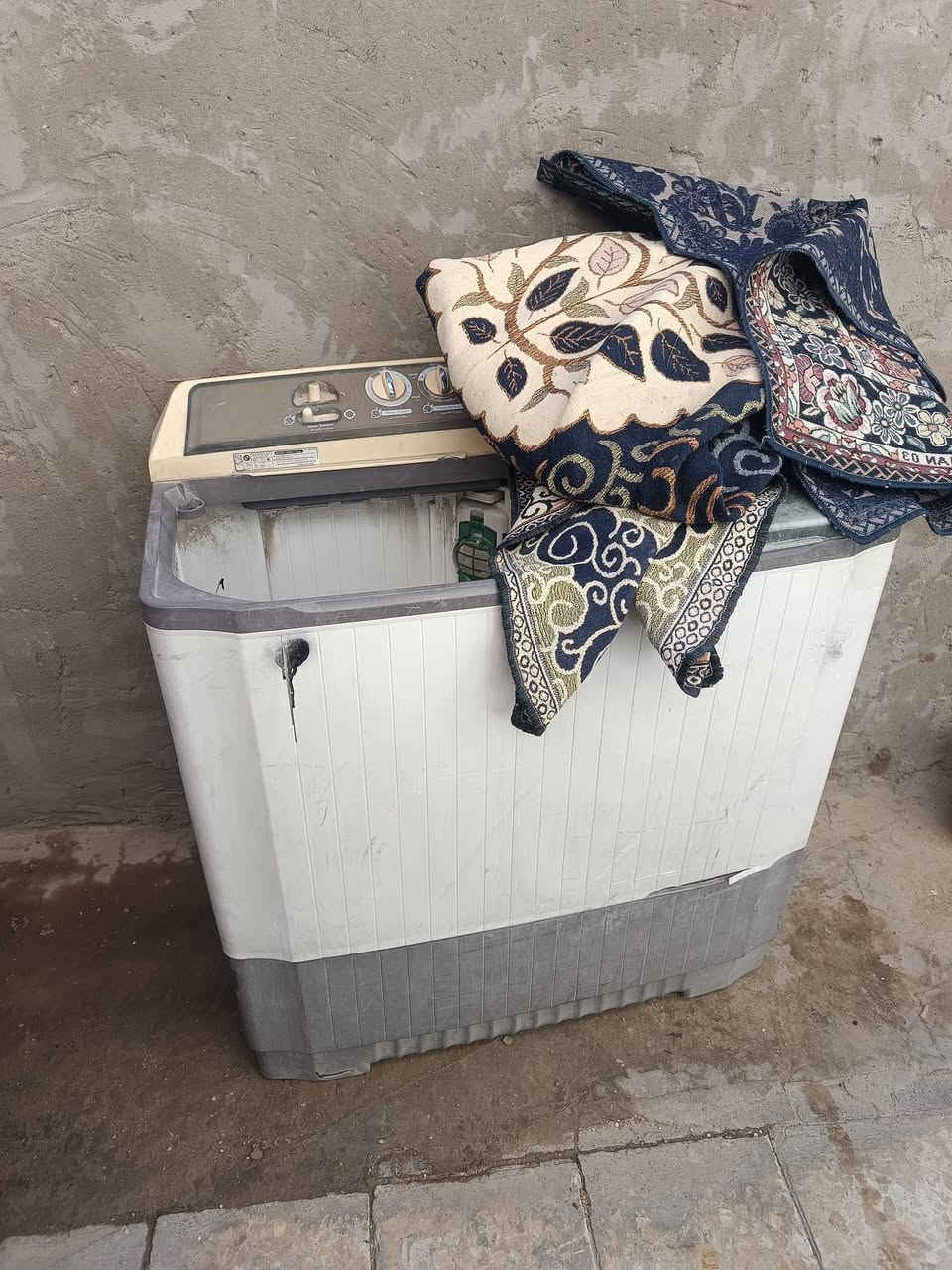 غسالة ال جي شغله بس متروكه مجفف مجيم يردله تديهن ١٥ كليو تأخذ سعره ٦٥ عنواني نجف شارع حوالي قرب جوهرة عرب رقم تليفون ***********
