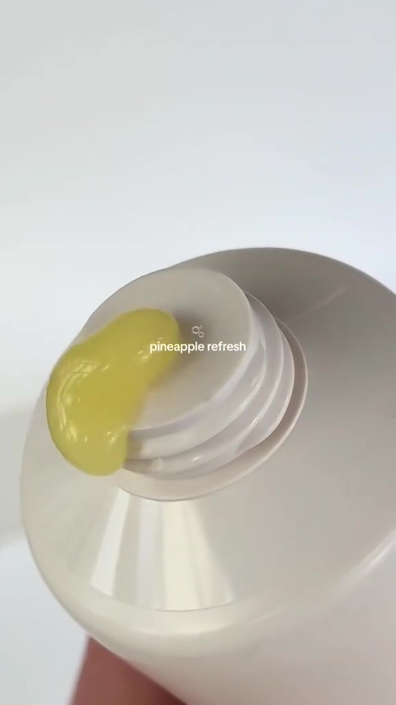 غسول الوجه اليومي Pineapple Refresh للعناية بالبشرة من شركة Rhode Skin التي أسستها هايلي بيبر. يتميز هذا الغسول بتركيبته المبتكرة التي تتحول من بلسم حريري إلى رغوة غنية، وهو مصمم لتنظيف البشرة بعمق وتجديدها.
✅ الفوائد الرئيسية :-
حمض البوليجلوتاميك (PGA): مرطب فائق الفعالية يعمل على حبس الرطوبة داخل خلايا البشرة ومنحها مظهرًا ممتلئًا.
إنزيم الأناناس: مقشر طبيعي لطيف يساعد على إزالة الخلايا الميتة وتنعيم ملمس الجلد وتحسين نضارته.
مستخلص الشاي الأخضر: غني بمضادات الأكسدة التي تهدئ البشرة وتحميها من الإجهاد البيئي.
حمض الهيالورونيك المتطور: يوفر ترطيبًا ممتدًا يدوم حتى بعد غسل الوجه وشطفه. 

💢 نوع البشرة المستهدفة
المستحضر آمن ومناسب لجميع أنواع البشرة (العادية، الجافة، المختلطة، والدهنية)، بفضل تركيبته الخالية من العطور والكحول والمواد الكيميائية القاسية، مما يجعله مثاليًا للبشرة الحساسة أو المعرضة لحب الشباب.
#الاصلي أمريكي 🇺🇸💯
السعر 10 الاف 
🚘 يوجد خدمة توصيل لجميع محافظات العراق ٤ الاف 🚘
غسول الوجه اليومي Pineapple Refresh للعناية بالبشرة من شركة Rhode Skin التي أسستها هايلي بيبر. يتميز هذا الغسول بتركيبته المبتكرة التي تتحول من بلسم حريري إلى رغوة غنية، وهو مصمم لتنظيف البشرة بعمق وتجديدها.


**إذا كنت صاحب هذا الإعلان وتريد حذفه لأي سبب، رجاءا أرسل رسالة إلى الدعم الفني**
