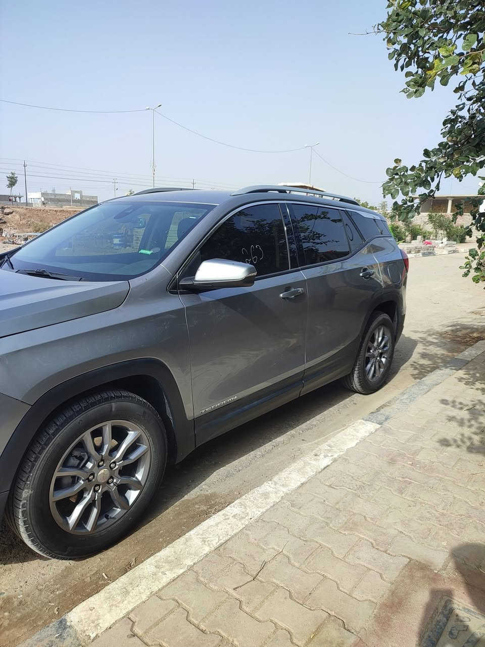 (جمسي تيران ​الموديل: 2024 . تترقم جميع المحفظات معدا الاقليم 
​الفئة: SLT (كامل مواصفات ما عدا الفتحة).
​المحرك: 1.5L Turbo (قوي واقتصادي جداً بالوقود).
​ناقل الحركة: أوتوماتيك 9 سرعات.
​المواصفات الداخلية والترفيه:
​المقاعد: جلد فاخر (Perforated Leather) مع تطريز مميز.
​التحكم: كراسي كهرباء (8 اتجاهات) مع ذاكرة خزن لوضعيات القيادة.
​التدفئة: تدفئة للمقاعد الأمامية وللمقود (ستيرنج).
​الشاشة: شاشة كبيرة 8 إنش تدعم Apple CarPlay و Android Auto (لاسلكياً).
​النظام الصوتي: نظام Bose العالمي بـ 7 سماعات (صوت نقي جداً).
​التكييف: مناخ مزدوج (تحكم منفصل للسائق والراكب).
​الأنظمة التقنية والأمان:
​التشغيل: بصمة وتشغيل عن بُعد.
​الصندوق: باب خلفي كهربائي (يفتح بحركة القدم - Hands-free).
​الأمان: رادار تصادم، نظام الحفاظ على المسار، تنبيه النقاط العمياء، وكاميرا خلفية عالية الدقة.
​الإضاءة: LED بالكامل (تصميم GMC المميز).
​تحديد مسار 
سياقة ذاتيه 
وبعد بيها مواصفات ما ذاكرها 
الحادث خفيف بنيد فقط راجع عل بارد  صورة الحادث مرفقه مع الصور 
​للتواصل والاستفسار:
​السعر: [ 185 ورقه ]
​رقم الهاتف: [***********]
​الموقع: [البصرة قرنه ثغر ]
