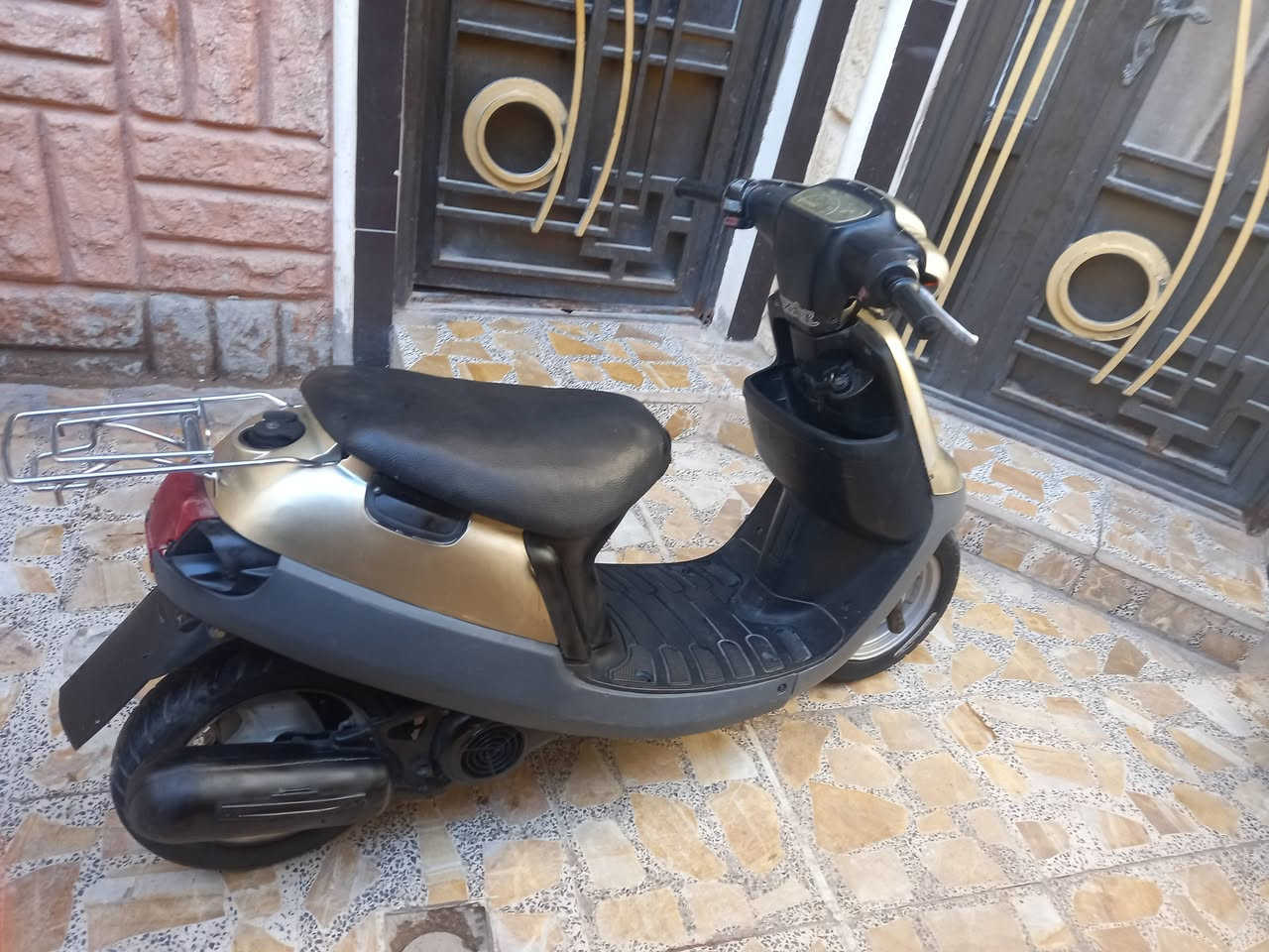 السلام عليكم دراجه بطه شغاله مكينه خرسه لاصوت كير ولا روله تايرات جدد قفل ركبه جنطه مكينه ناعمه نكره سلف كهربائيات شغاله هورن كلوب اشاير شغال شاصي مكفول سعره ٢٥٠ وبيه مجال الاستفسار مراسله الصفحه او رقم ***********

