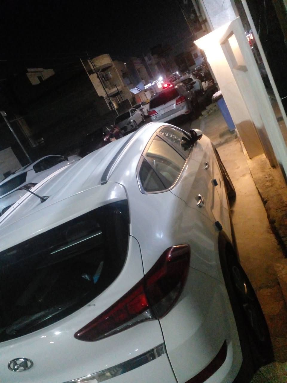 السلام عليكم
عندي توسان خليجي موديل ١٨  رقم بغدااد
محرك ٢٠٠٠دوش مكفوله صبغ   عدا دعاميات 
وبارد بسيط باب خلفي 
كشنات جلد حساسات   شاشه  تبريد ٢قطعه 
وبعد  بيه هوايه مواصفات  لدات 
السعر ١٧٥ 
مبايل ***********
