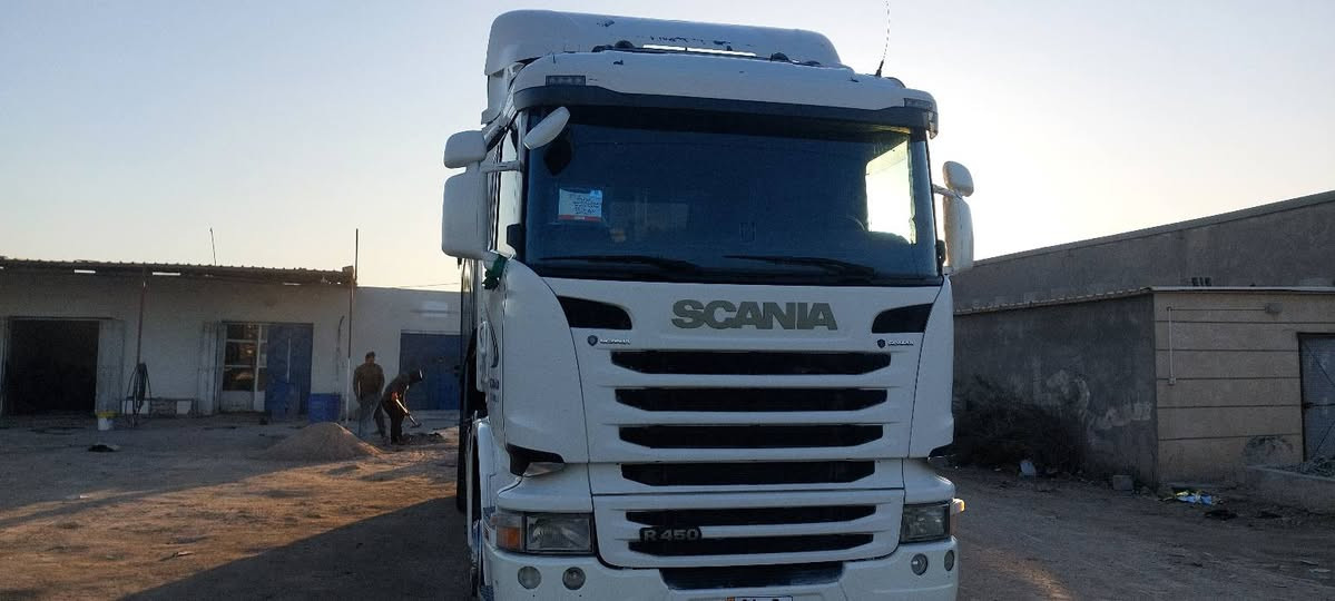 سكانيه مديل ١٤ جديده توه مرقمه بصره محرك ٤٥٠ لا تنقيص ولا بخار مجموعه ورده ٢٦ خفيفه كفاله عامه رقم صاحب السياره ***********
