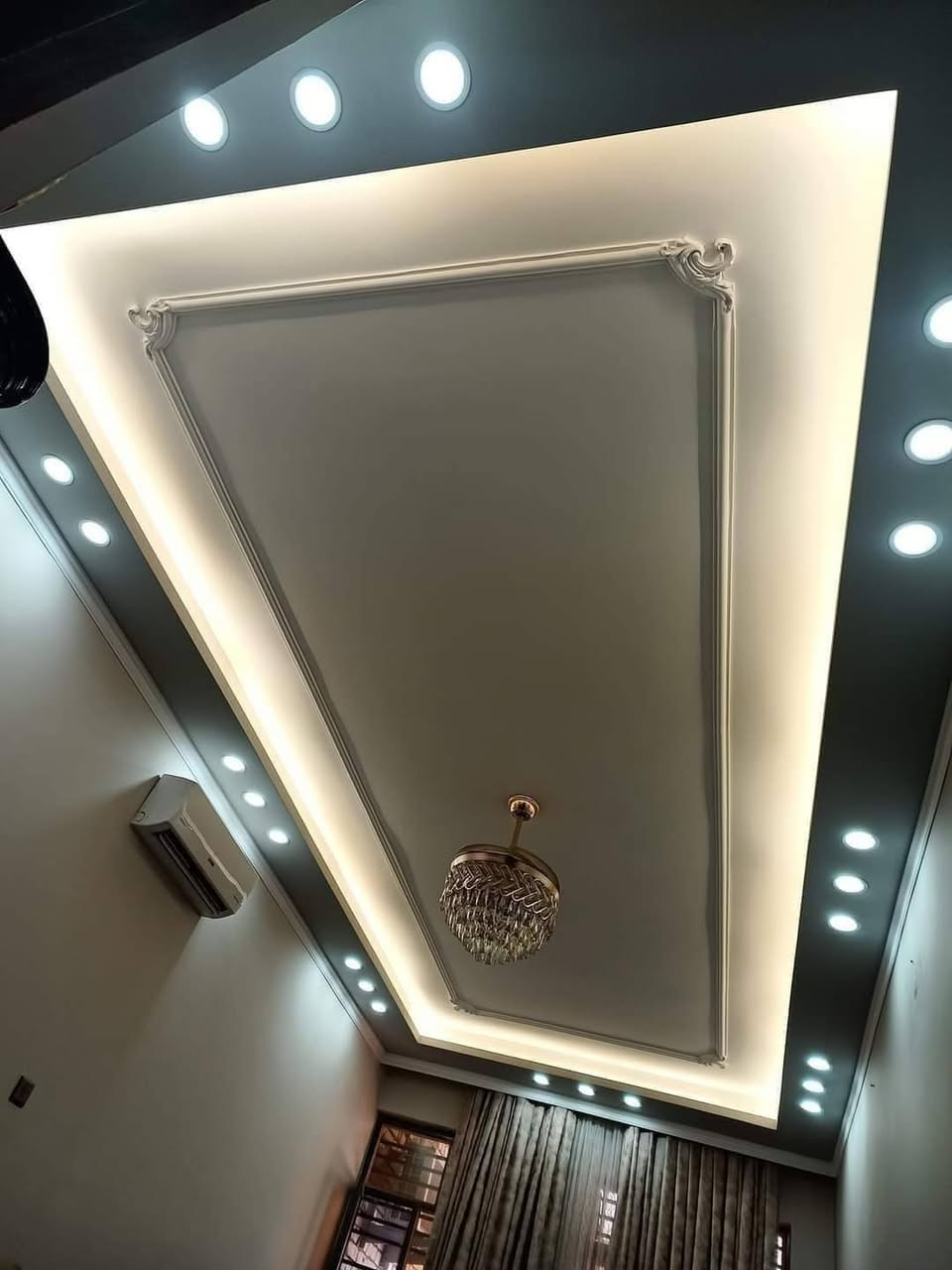 عندك واجهيه اسمنت وتريد تصبغها
او داخل بيت احلئ الوان ودقه بلعمل
والسعر مناسب
تواصل خاص او الاتصال ***********
